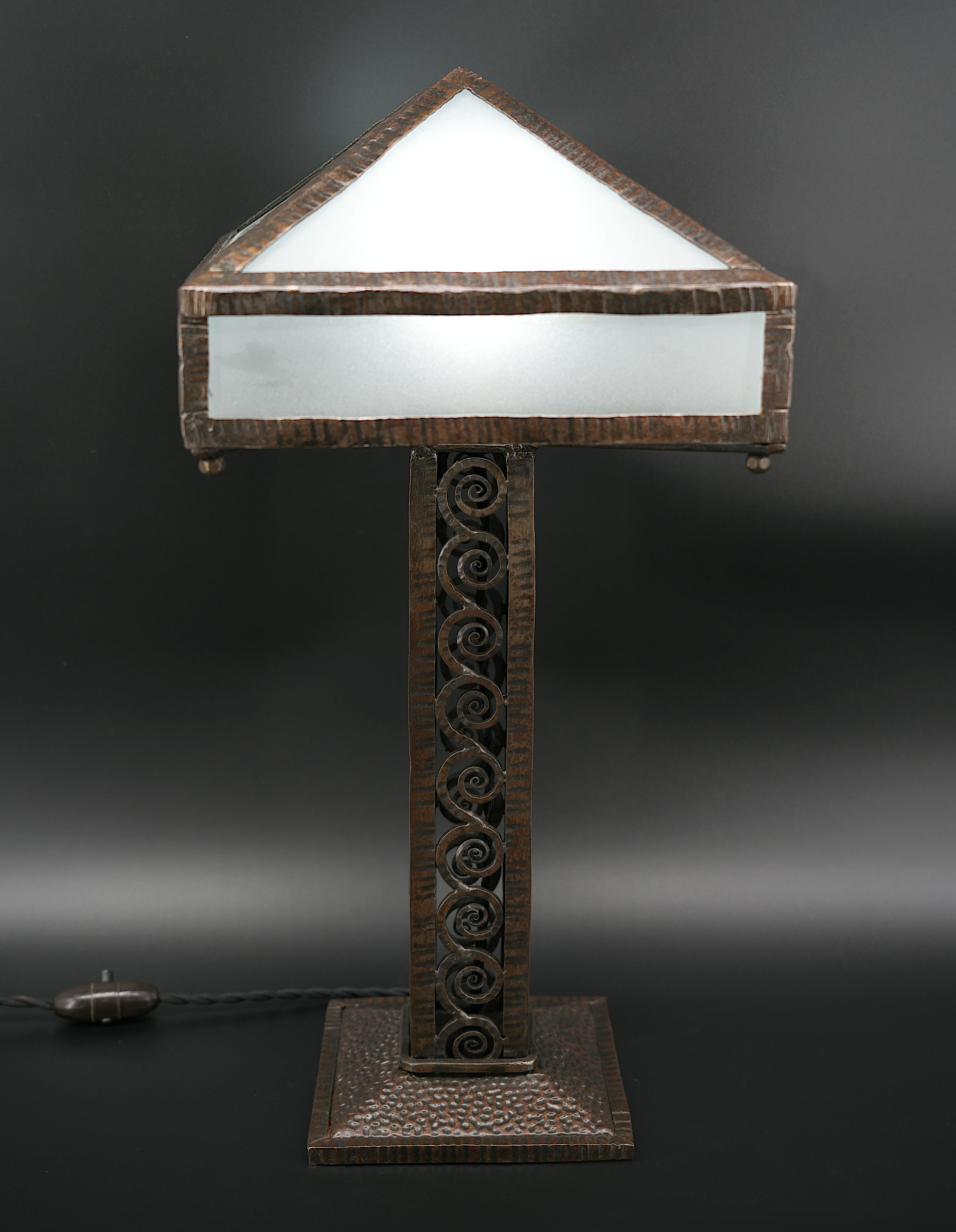 Lámpara de mesa francesa Art Decó de hierro forjado, 1920 en Excelente estado para la venta en Saint-Amans-des-Cots, FR
