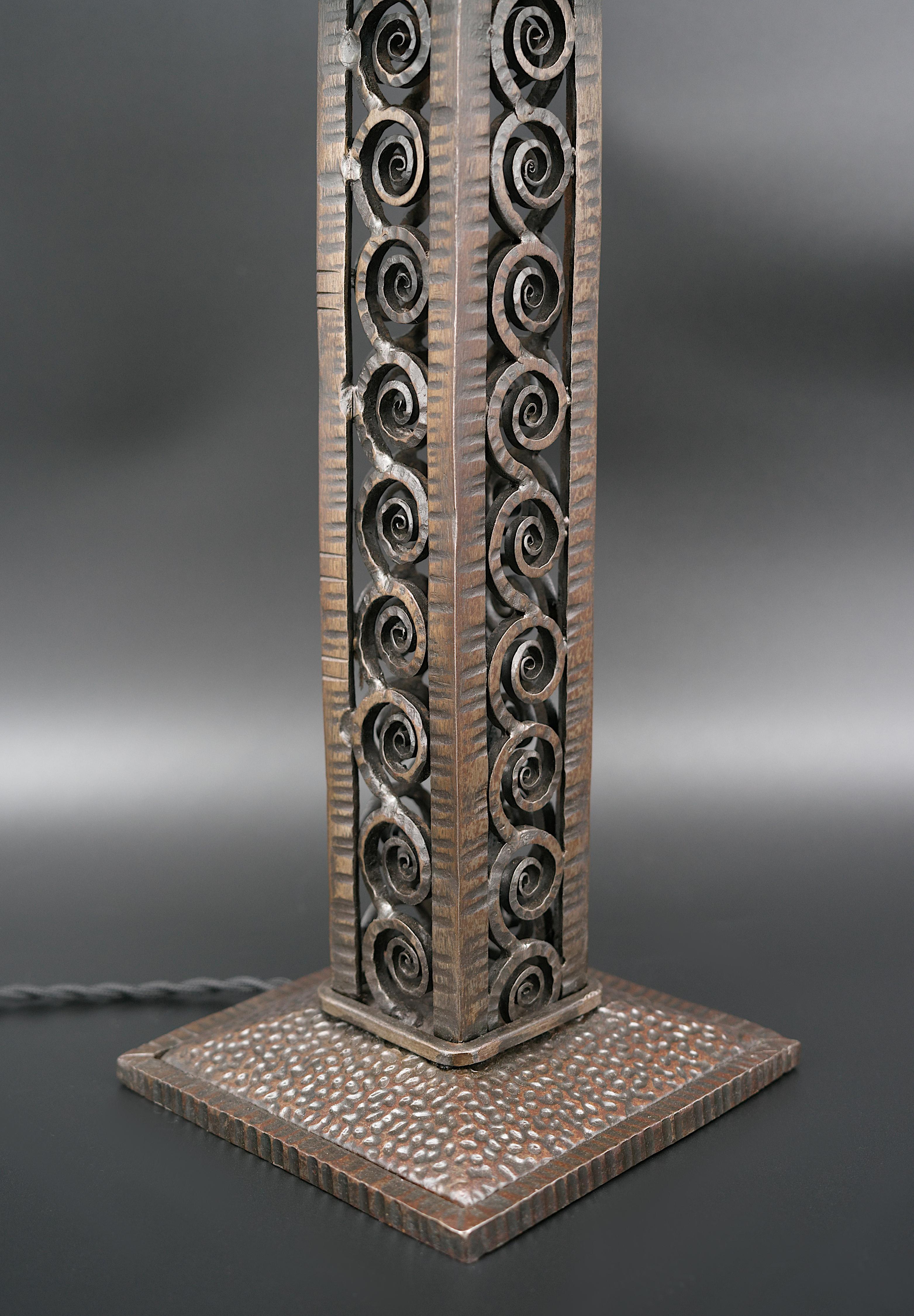 Début du 20ème siècle Lampe de table Art déco française en fer forgé, années 1920 en vente