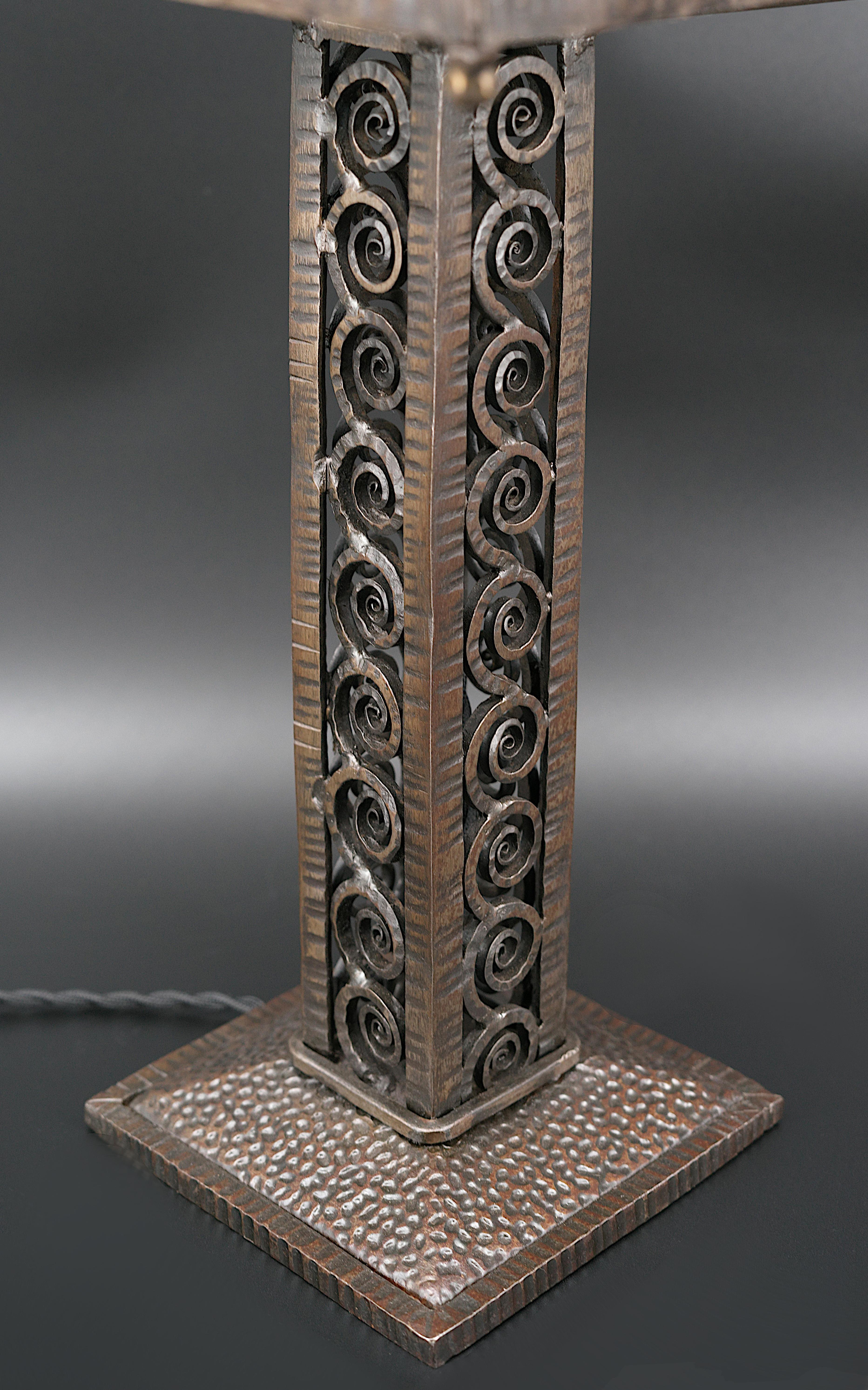 Lámpara de mesa francesa Art Decó de hierro forjado, 1920 Vidrio en venta