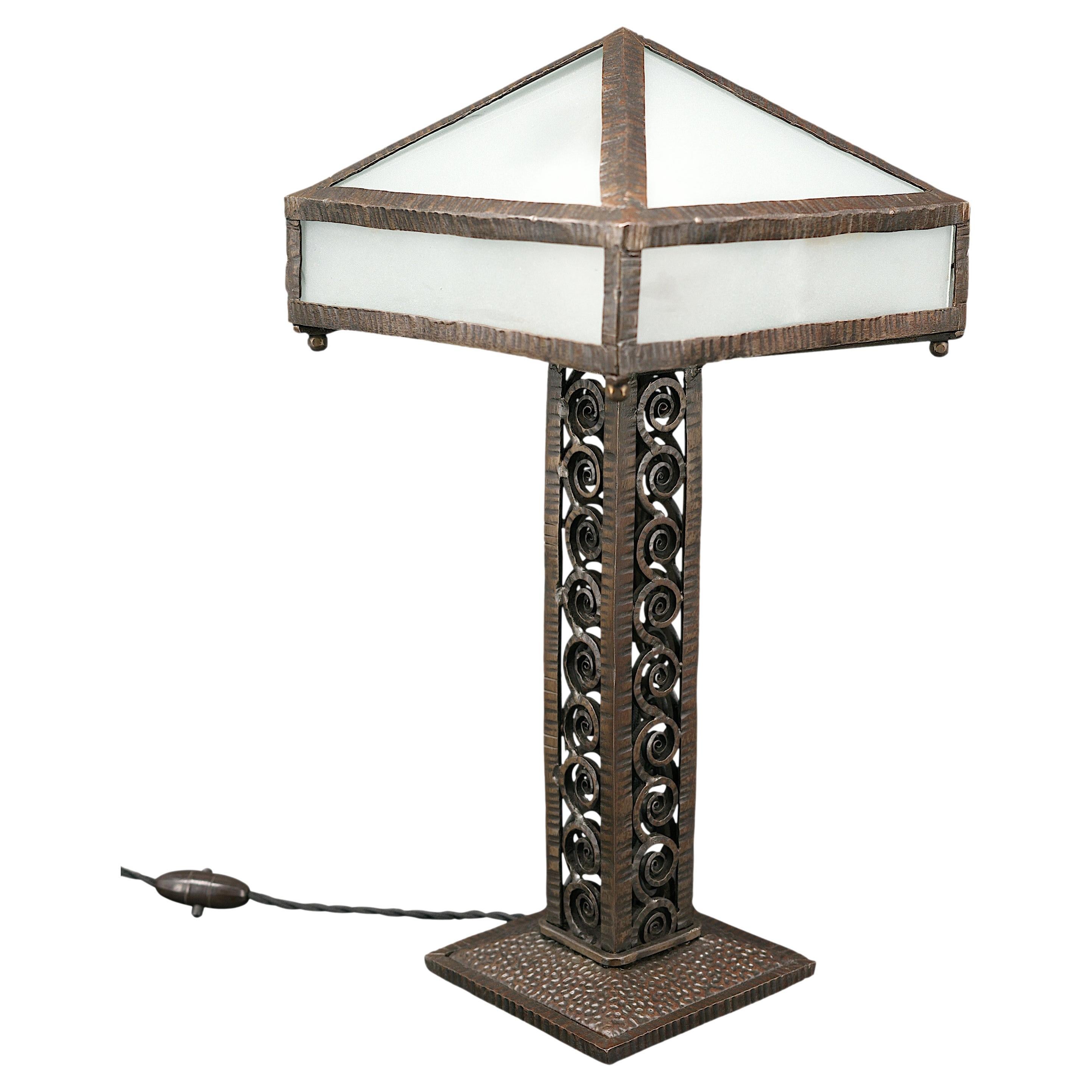 Lampe de table Art déco française en fer forgé, années 1920 en vente