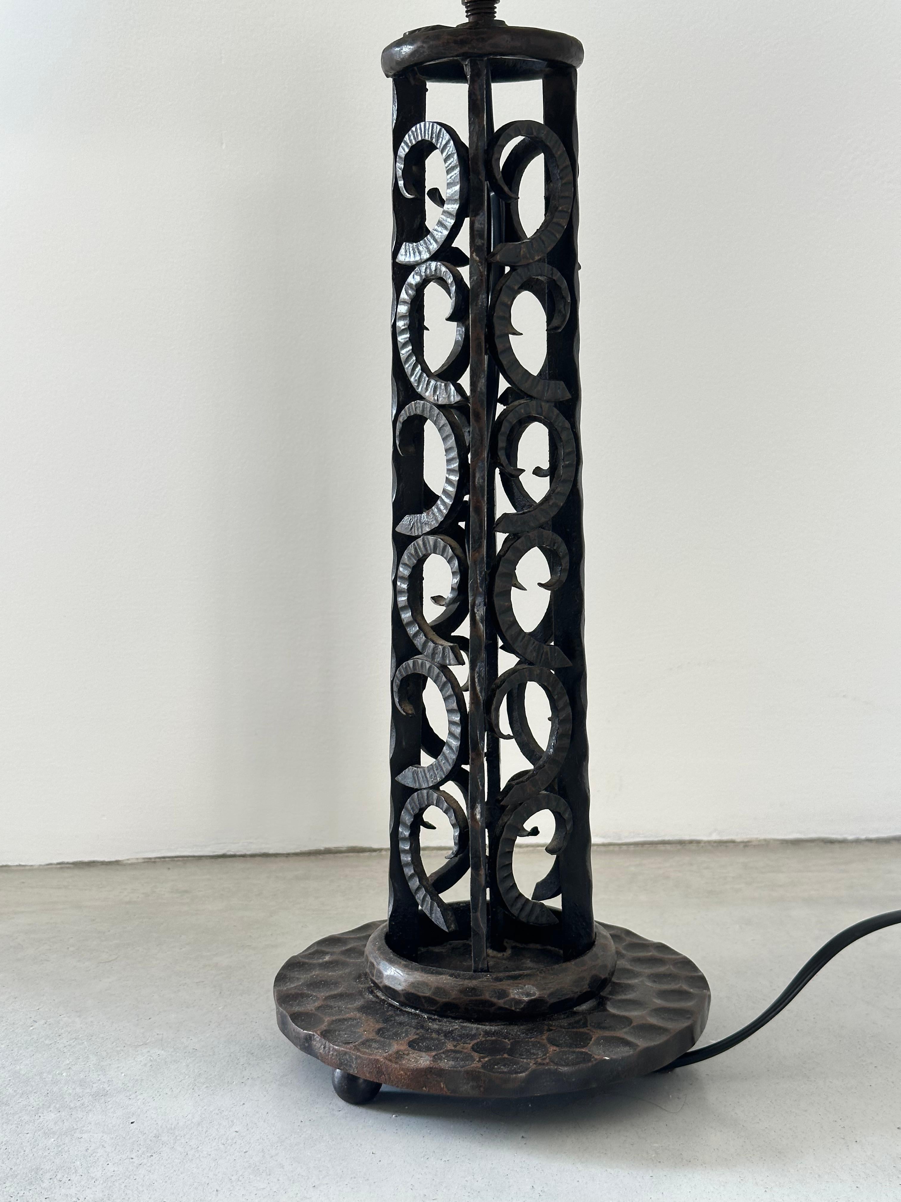 French Art Deco Wrought-iron table lamp, 1930s In Good Condition For Sale In leucate, FR