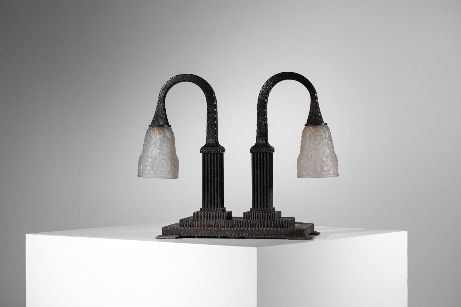  Lampe de table Art déco française en fer forgé Primaflore verre moderniste des années 30  en vente 8