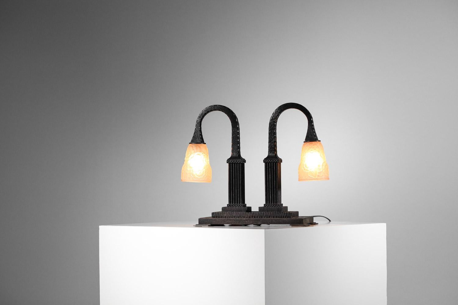 Lampe de table Art déco française en fer forgé Primaflore verre moderniste des années 30 Bon état - En vente à Ternay, Auvergne-Rhône-Alpes