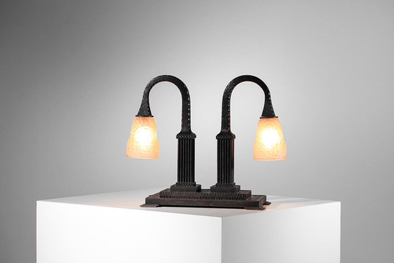 Métal  Lampe de table Art déco française en fer forgé Primaflore verre moderniste des années 30  en vente