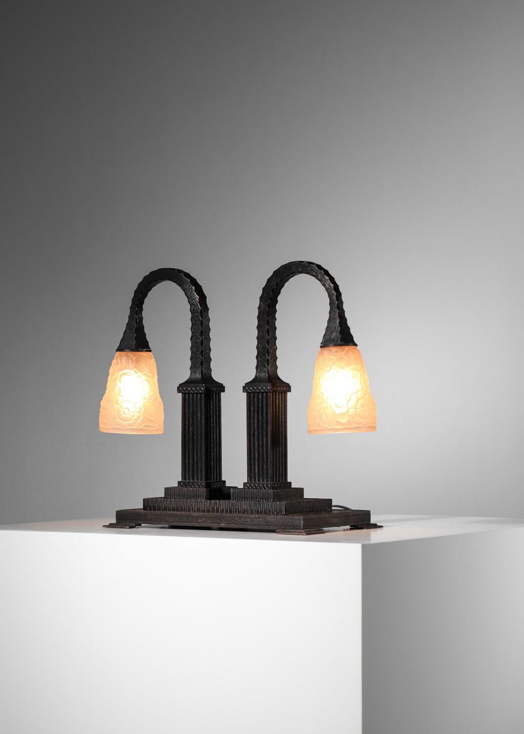  Lampe de table Art déco française en fer forgé Primaflore verre moderniste des années 30  en vente 3