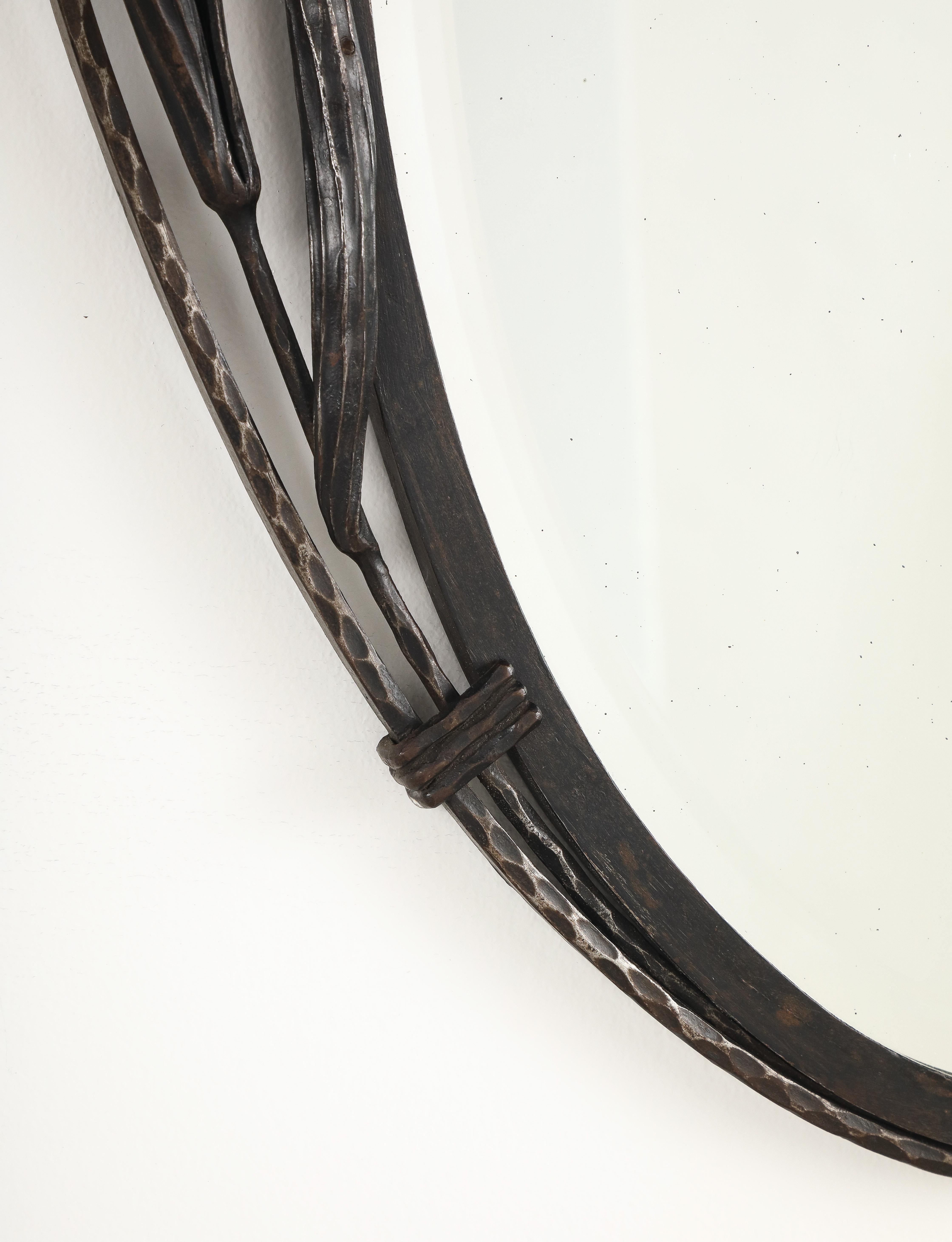 Specchio da parete in ferro battuto in stile Art Déco francese, 1930 circa in vendita 1