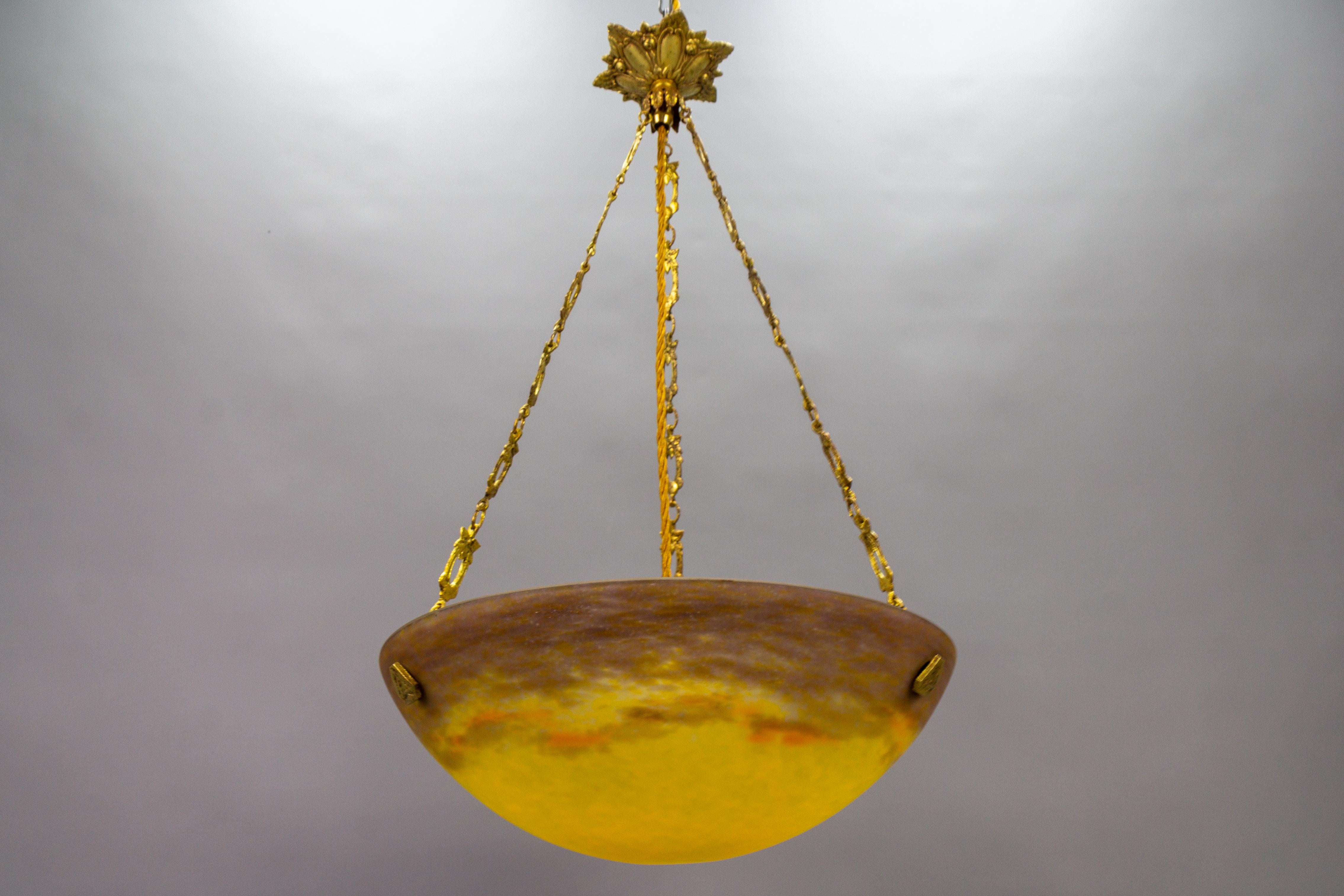 Suspension en verre jaune Pâte de Verre Art Déco par G.V. de Croismare, Muller Frères Luneville, circa 1920.
Cette lampe suspendue est une pièce étonnante de la période Art déco française. Le bol est en verre jaune 