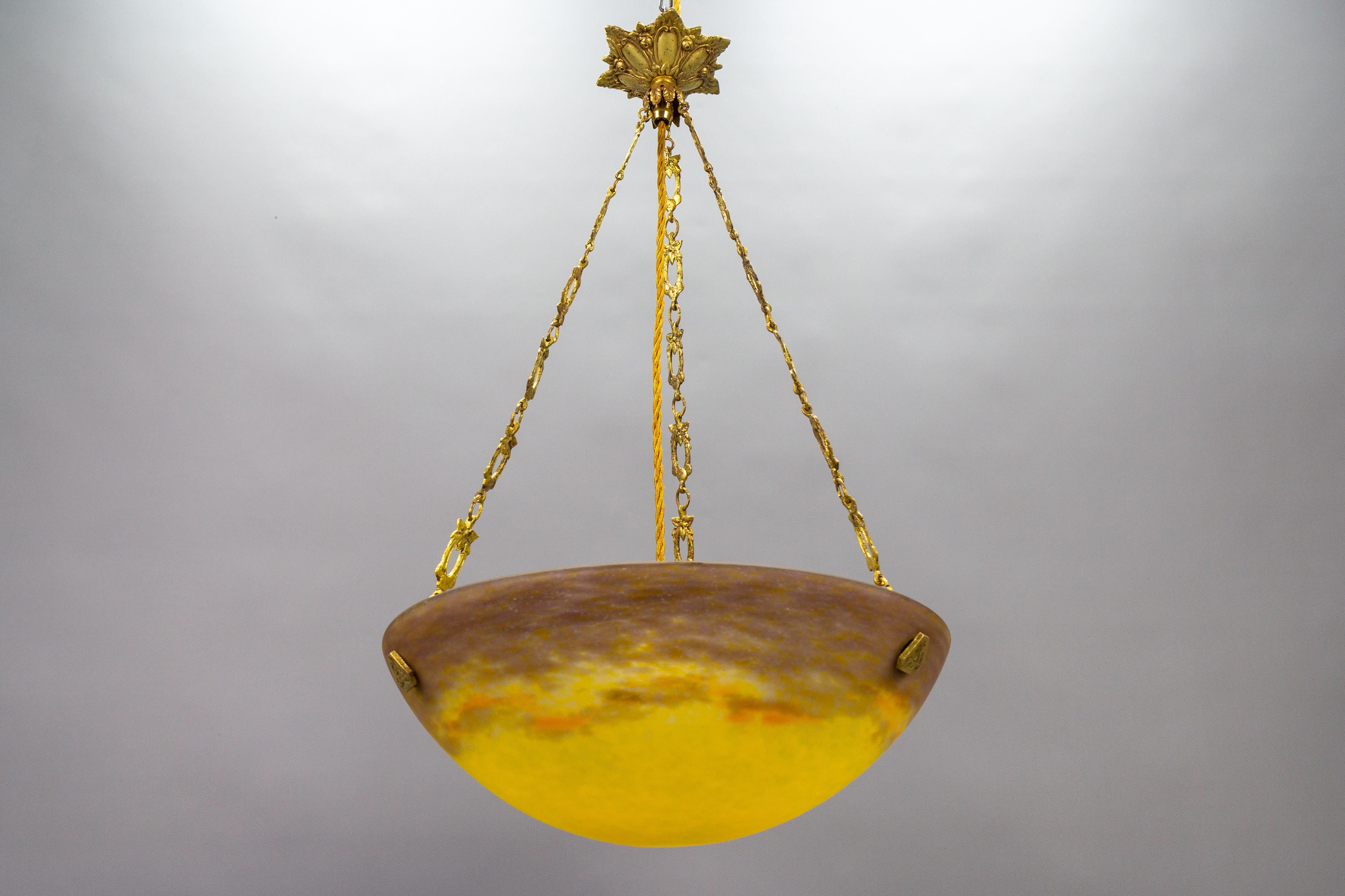 French Art Deco Yellow Pendant Light by G.V. de Croismare, Muller Frères, 1920s In Good Condition For Sale In Barntrup, DE