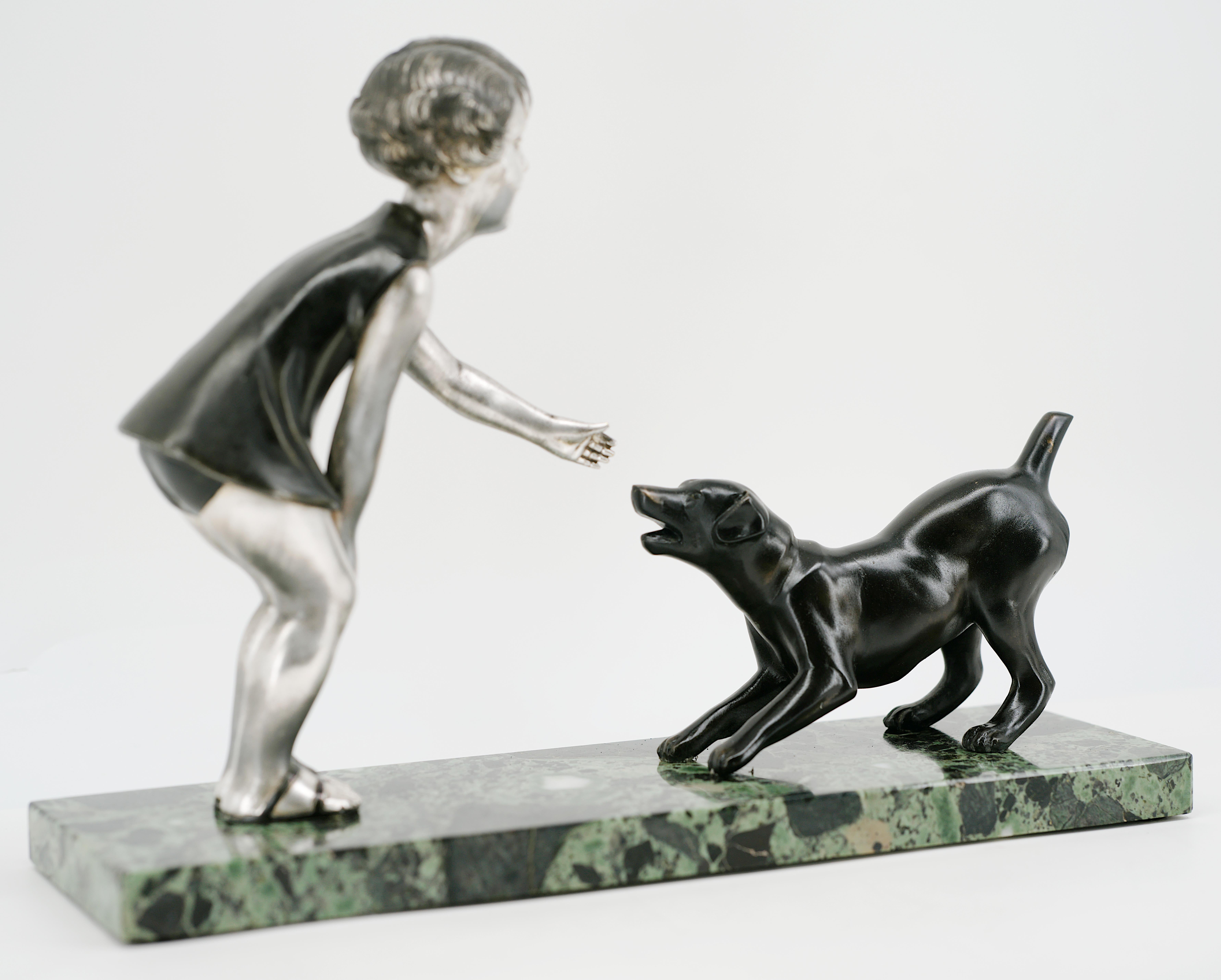 Französische Art-Déco-Skulptur von P. Sega, Frankreich, 1930er Jahre. Junges Mädchen spielt mit einem Hund. Kalt bemalter Zinn und Marmor. Maße: Breite: 33,2 cm (13,1