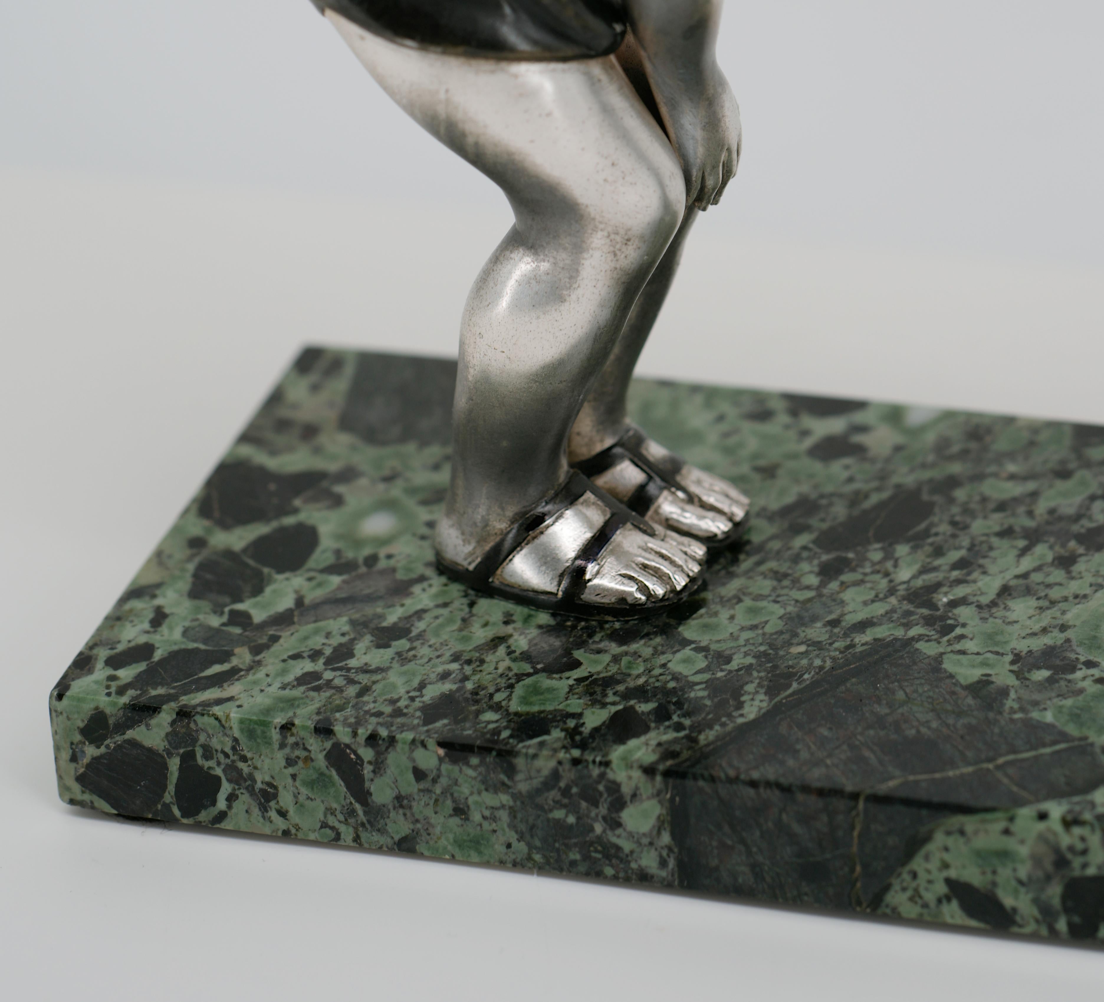 Zinc brut Sculpture française Art déco jeune fille et chien par P.Sega, années 1930 en vente