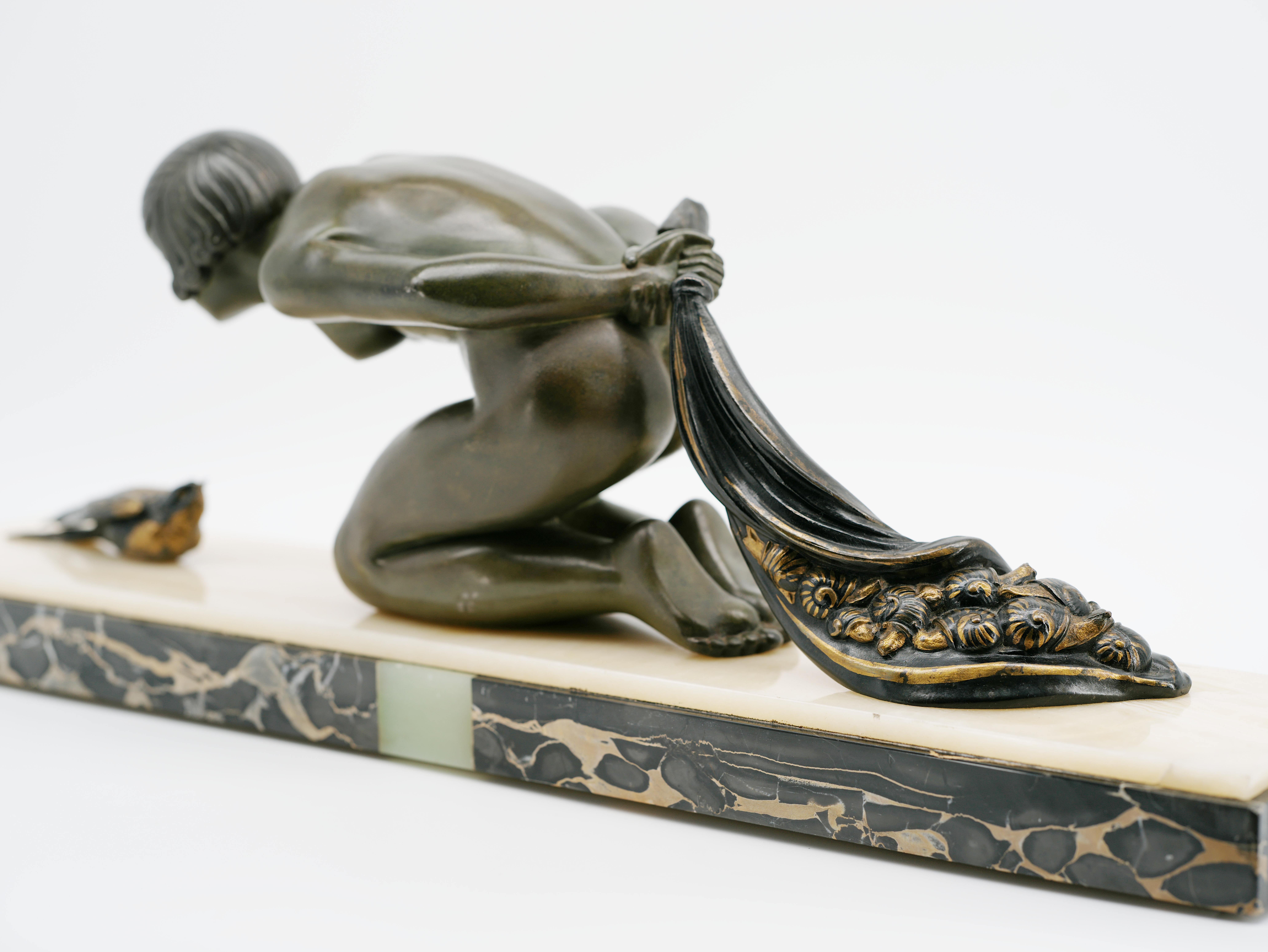 Französische Art-Déco-Skulptur, Frankreich, 1920er Jahre. Junges Mädchen und Rebhuhn. Zinn, Onyx und Marmor. Breite : 58cm (22.8