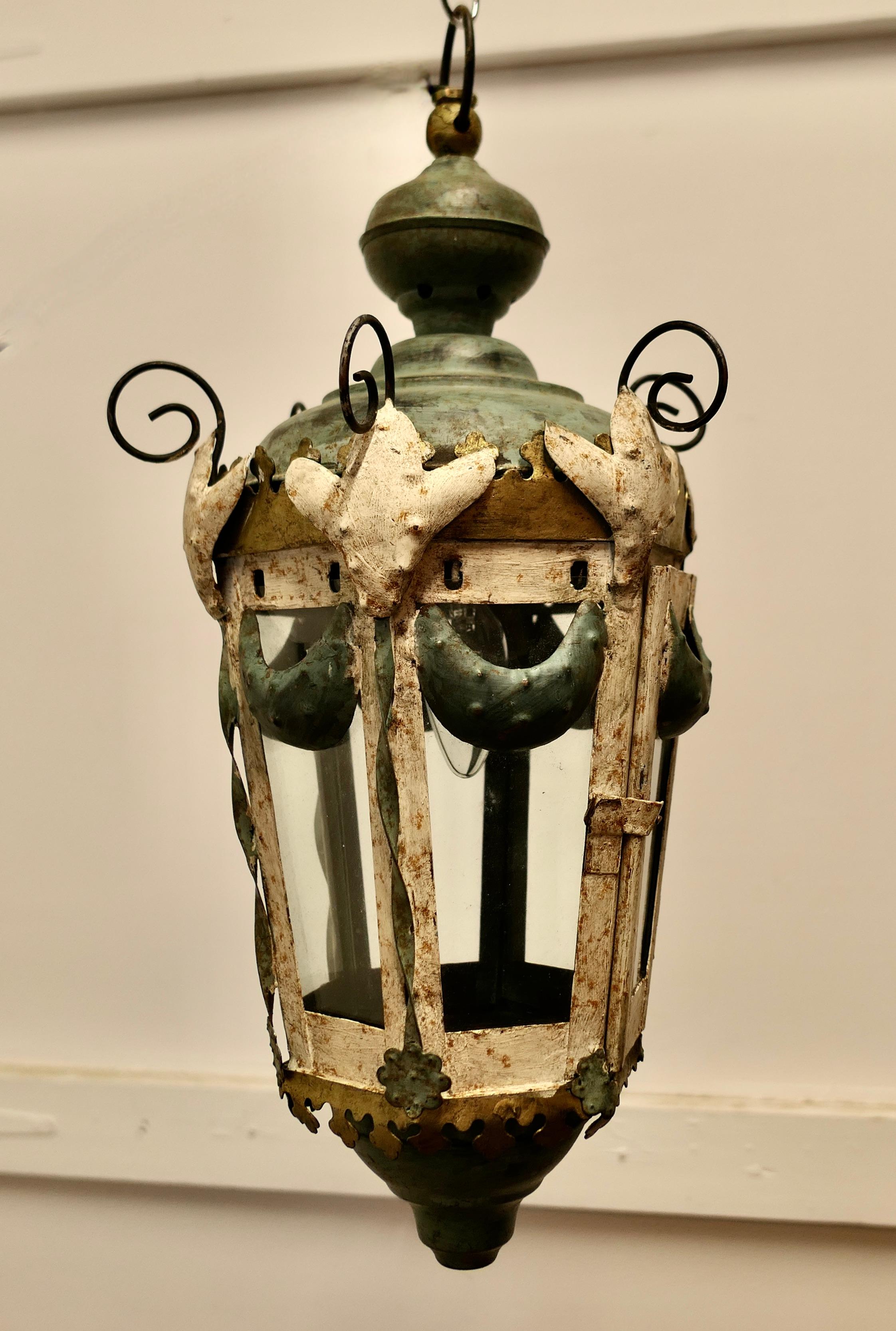 A Very Decorative Italian Tolwear Lantern In Good Condition For Sale In Chillerton, Isle of Wight