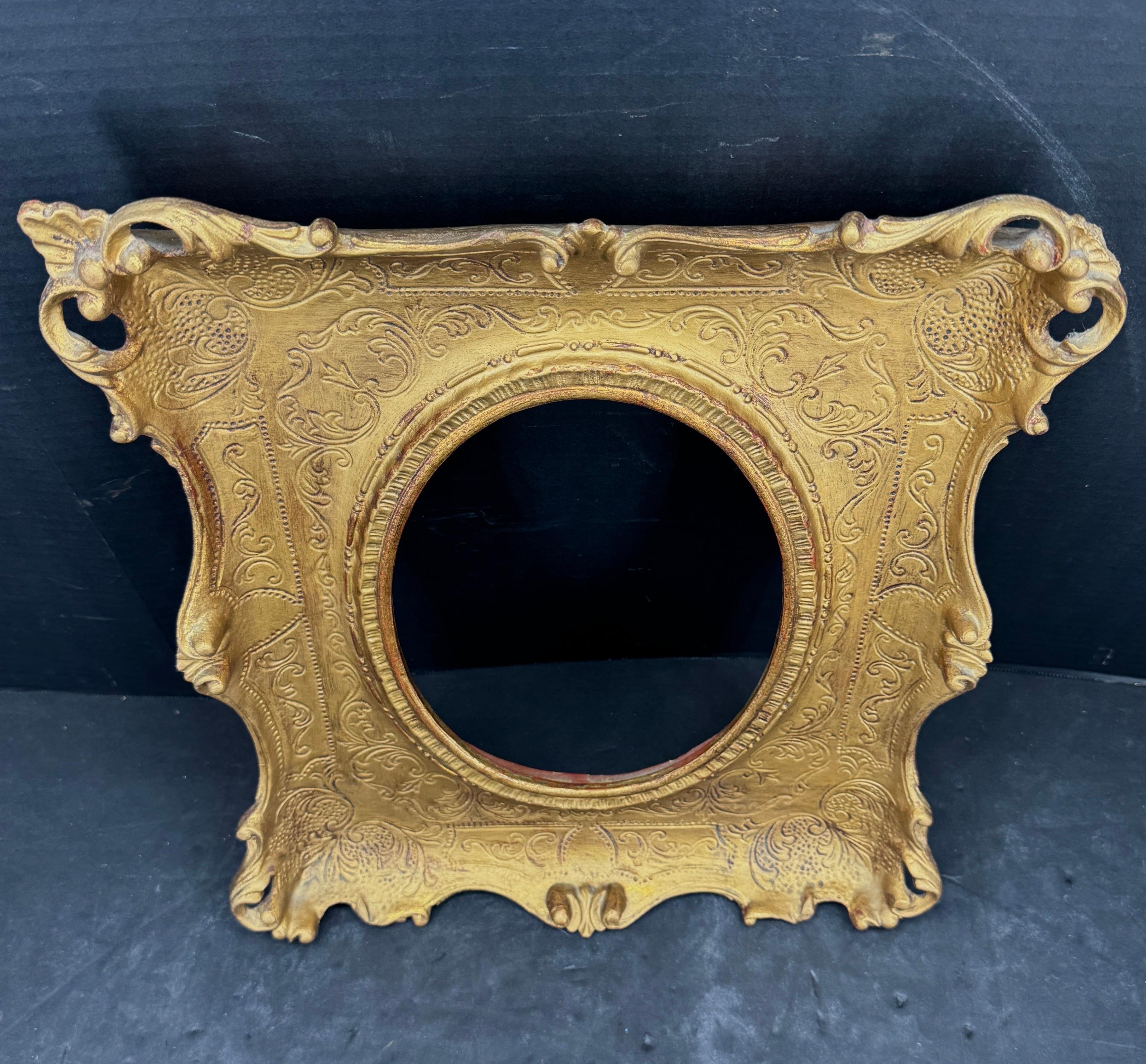 A charming European ornate picture frame that is suitable for most style artwork including prints, watercolors as well as oil on board paintings. This frame certainly captures that vintage old world vibe.
Oval opening of frame will accomodate