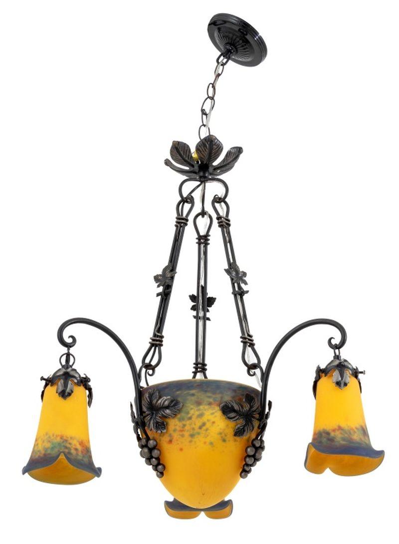Lustre à quatre lumières en fer forgé à motif de vigne et verre d'art français. L'abat-jour central en verre dépoli marbré multicolore est signé 