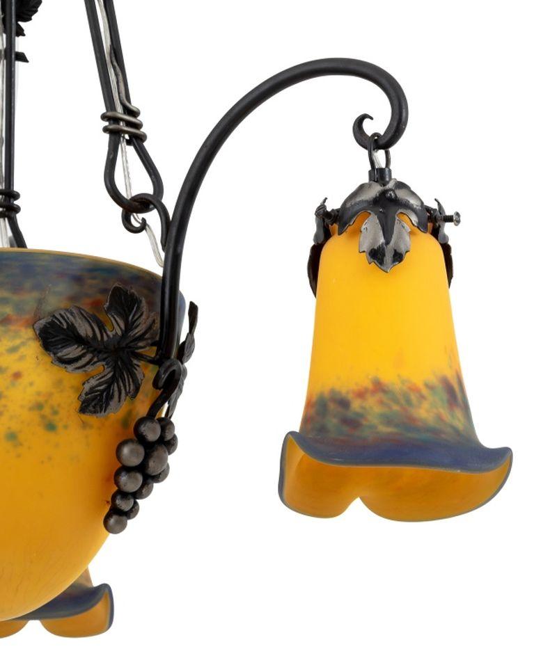 Art nouveau Lustre d'art français en verre et fer forgé en vente