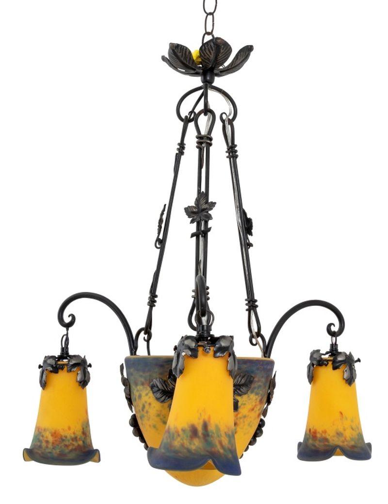 Français Lustre d'art français en verre et fer forgé en vente