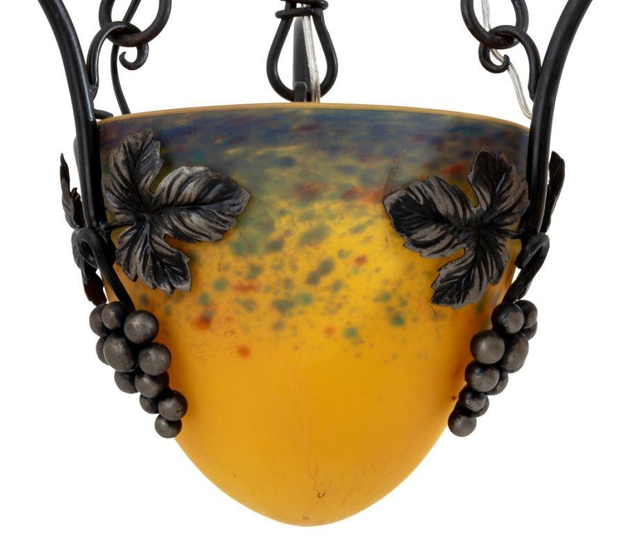 Lustre d'art français en verre et fer forgé Bon état - En vente à Astoria, NY