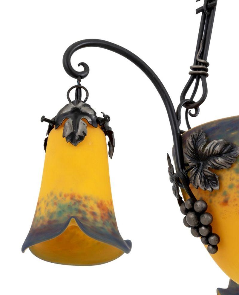 Lustre d'art français en verre et fer forgé en vente 1