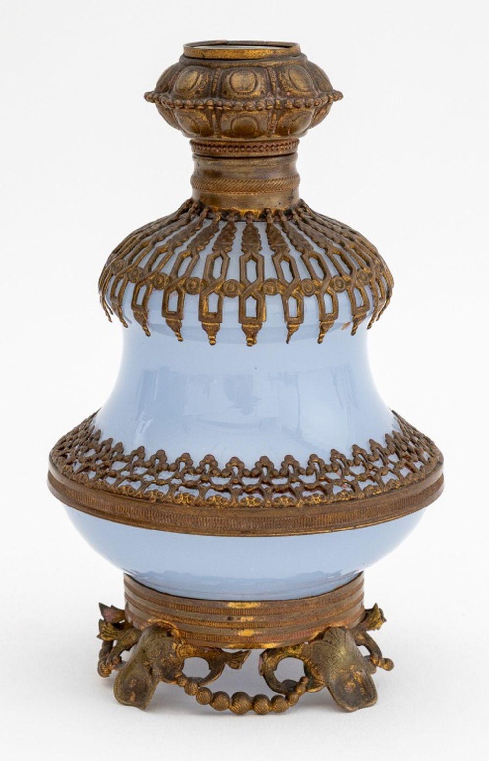 XIXe siècle Bouteilles bouchées en verre d'art français, 3 en vente