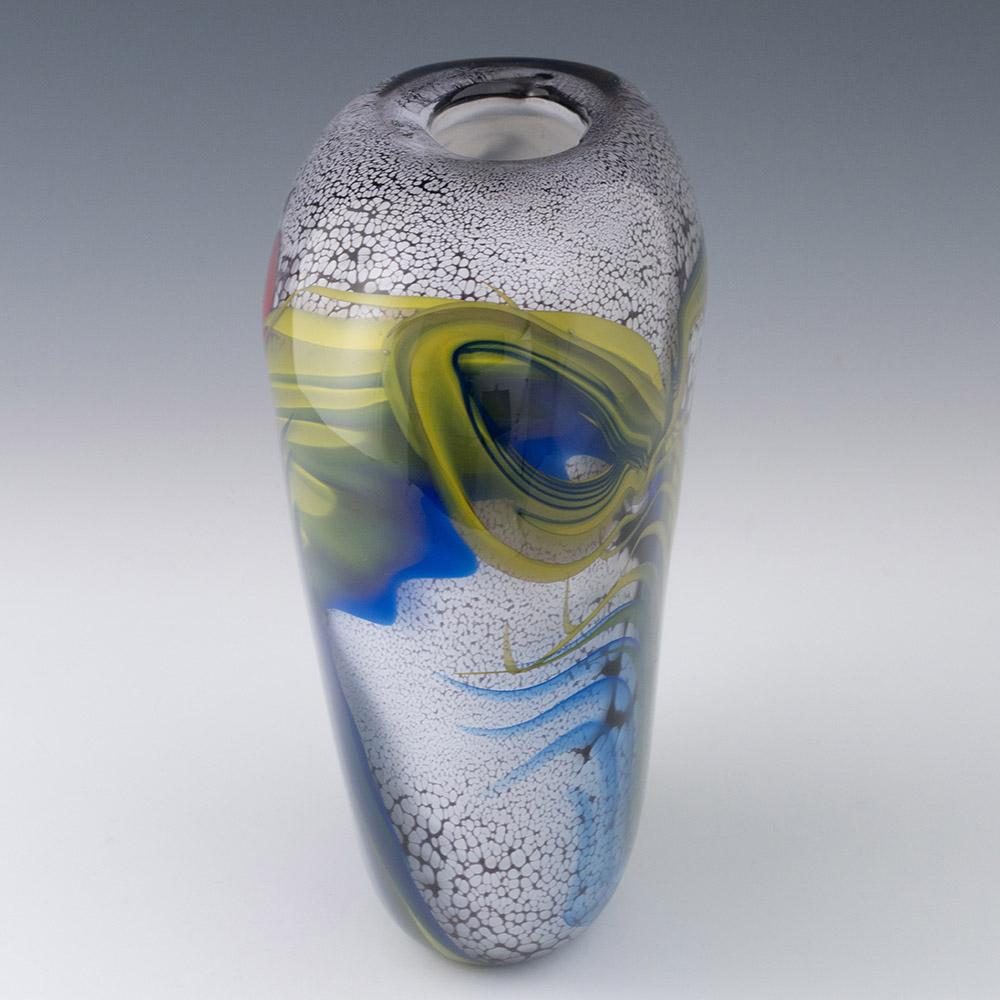Titolo : Vaso di vetro artistico francese di Pierre Marion
Data : Firmato e datato 1991
Origine : Saint-Galmier, Francia.
Caratteristiche della ciotola: Vetro bianco ricoperto di disegni policromi  in tre strati, tutti racchiusi in un vetro