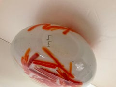 Französische Vase aus Kunstglas, signiert in Rot, Gelb und Weiß