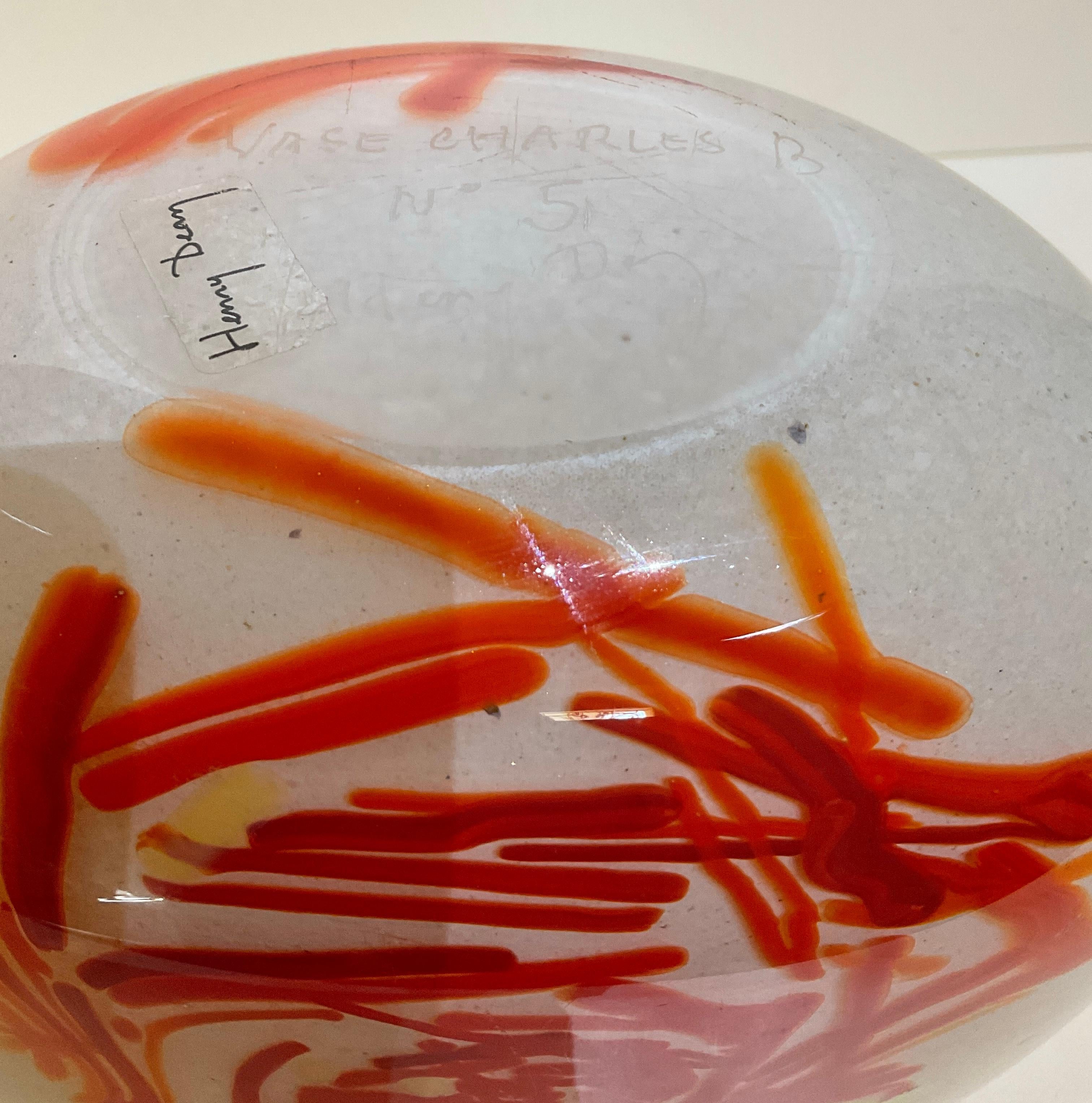 Français Vase en verre d'art français, signé rouge, jaune et blanc en vente