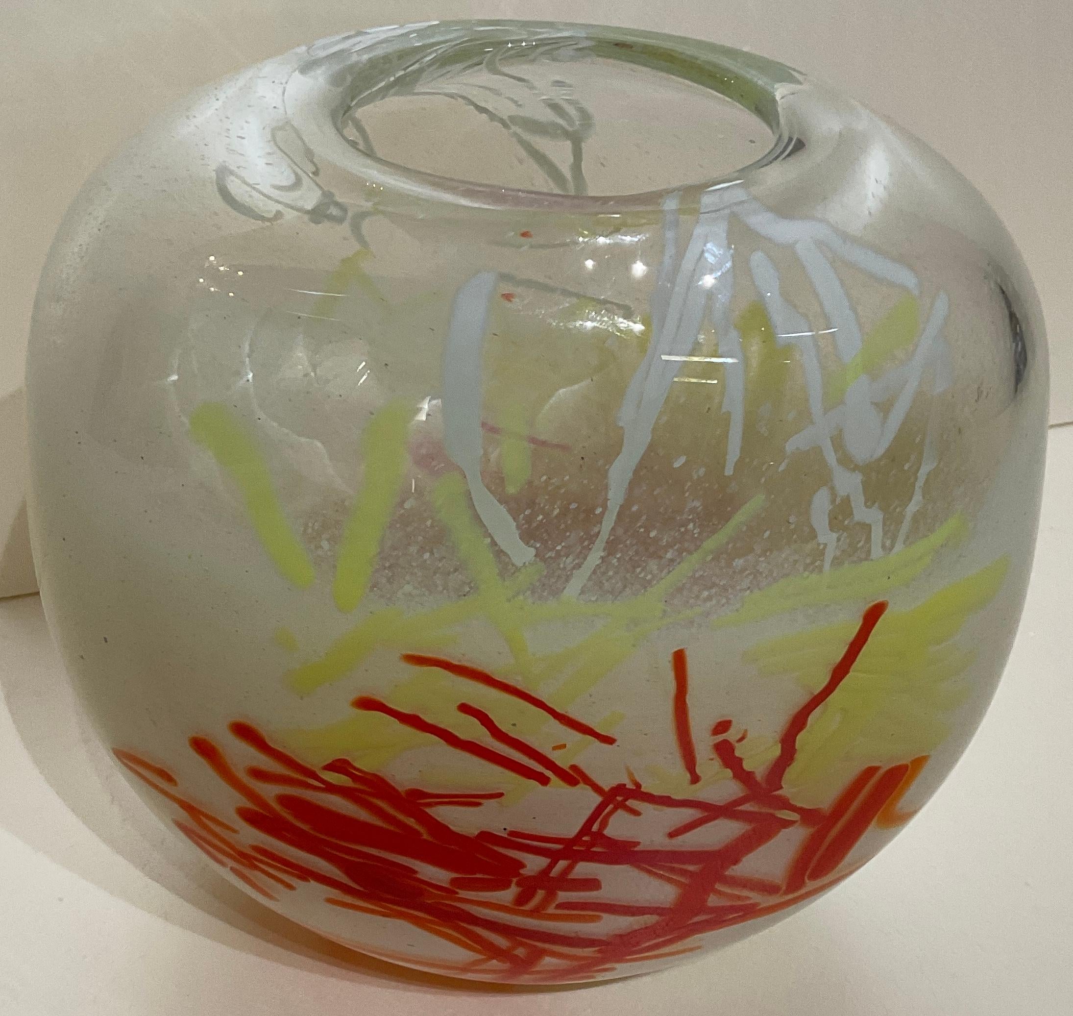 Fait main Vase en verre d'art français, signé rouge, jaune et blanc en vente