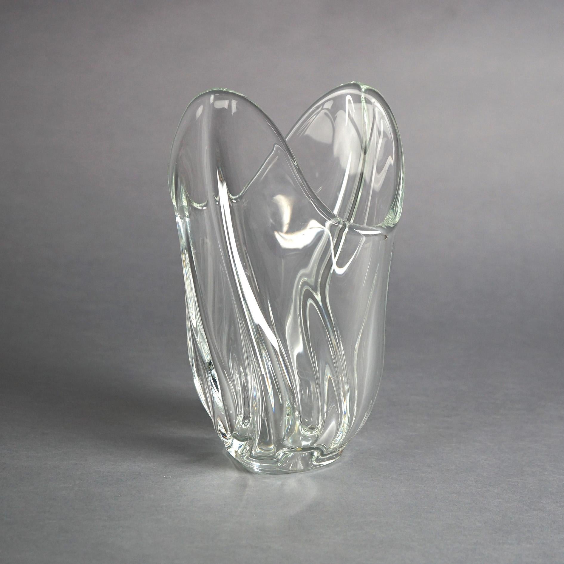 Französische Vase aus Kunstglas, signiert Art Vannes Frankreich, 20. Jahrhundert

Maße: 11,25''H x 7''B x 5''D