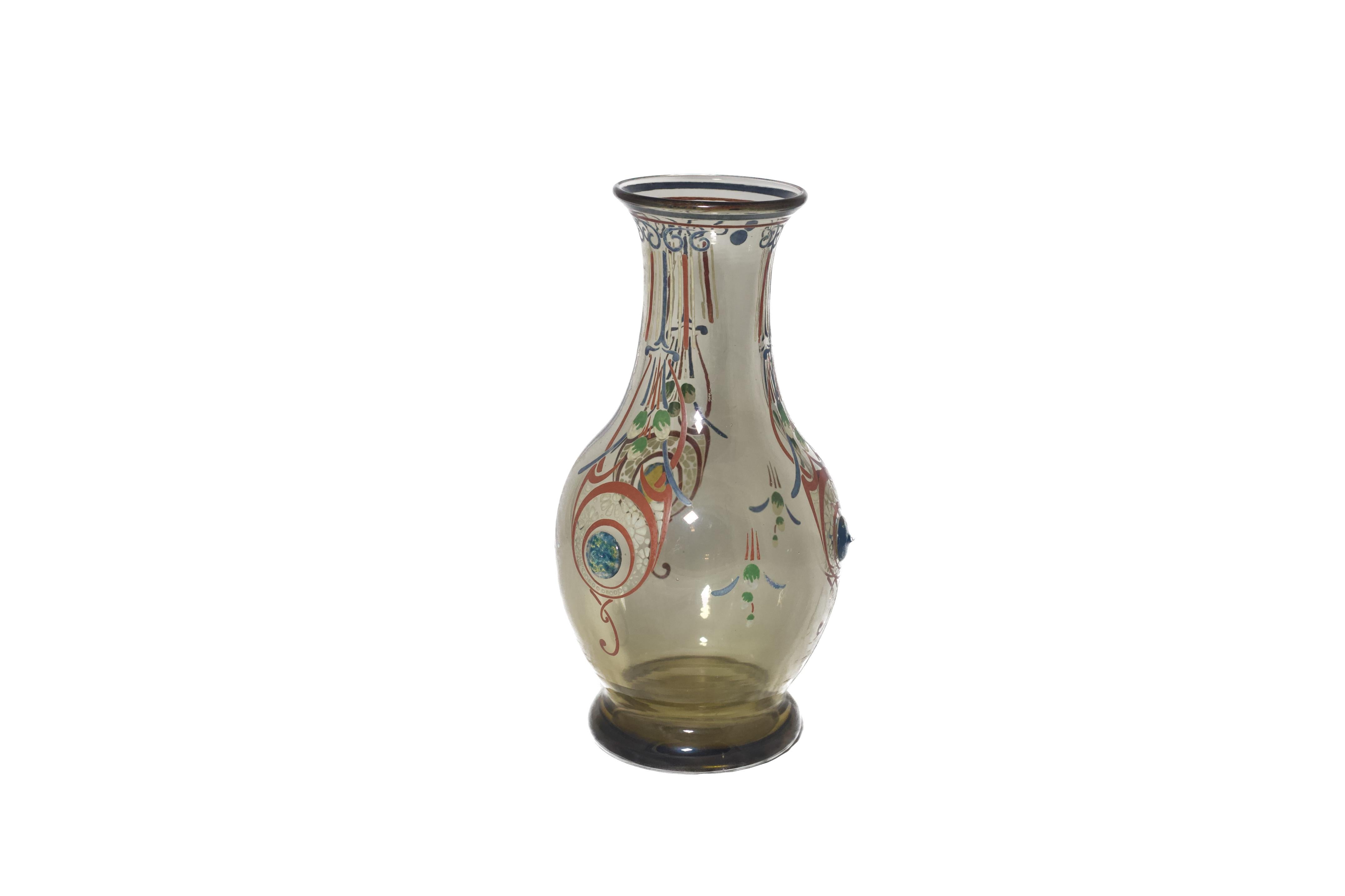 Questo splendido vaso in vetro artistico francese, realizzato dalla rinomata vetreria Schneider di Parigi, esemplifica la bellezza e l'eleganza del vetro decorativo dell'inizio del XX secolo. Il vaso presenta squisiti intarsi che mettono in mostra