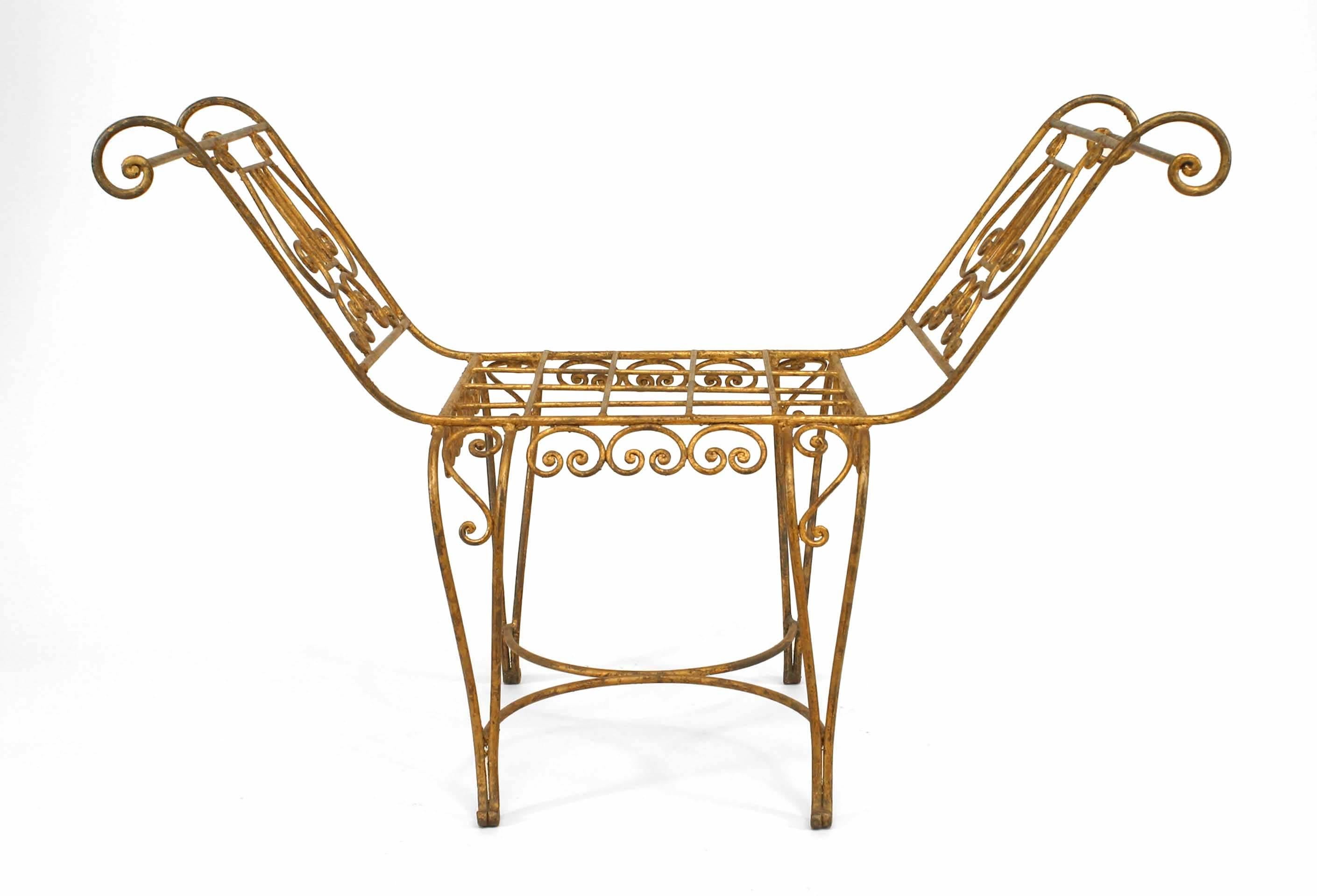 Banc de fenêtre Art Moderne (années 1940) en fer forgé doré, avec pieds à volutes et bras en forme de lyre
