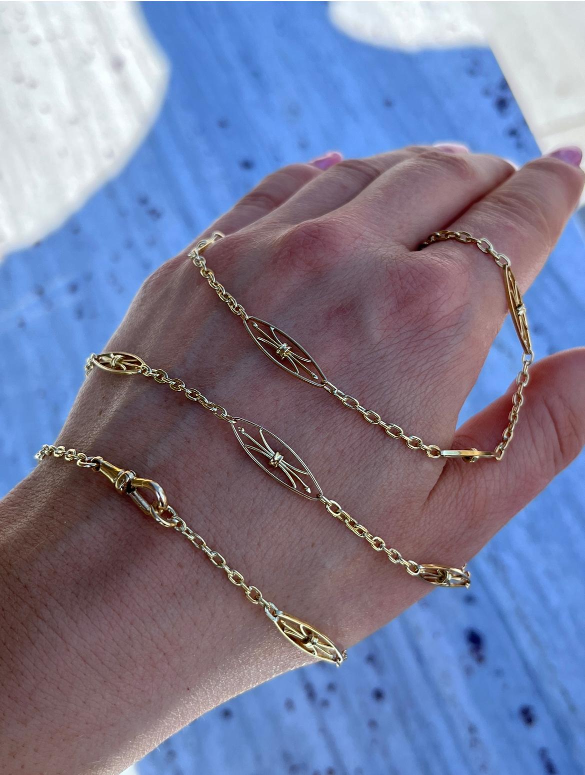 Questa elegante catena in oro giallo 18 carati cattura le linee sinuose del movimento Art Nouveau. Sostanziosa ma delicata, questa catena si fa notare da sola o può sostenere un ciondolo. 

Il periodo dell'Art Nouveau all'inizio del XX secolo è