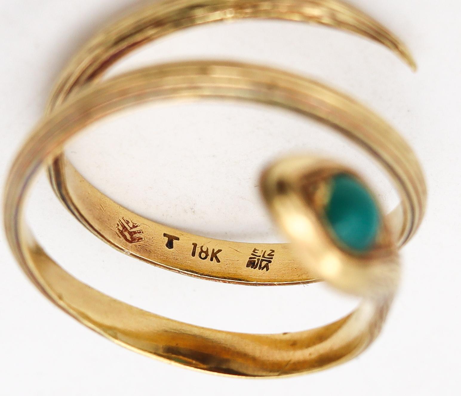French Art Nouveau 1915 Snake Ring in 18Kt Yellow Gold with Round Chrysoprase In Excellent Condition In Miami, FL