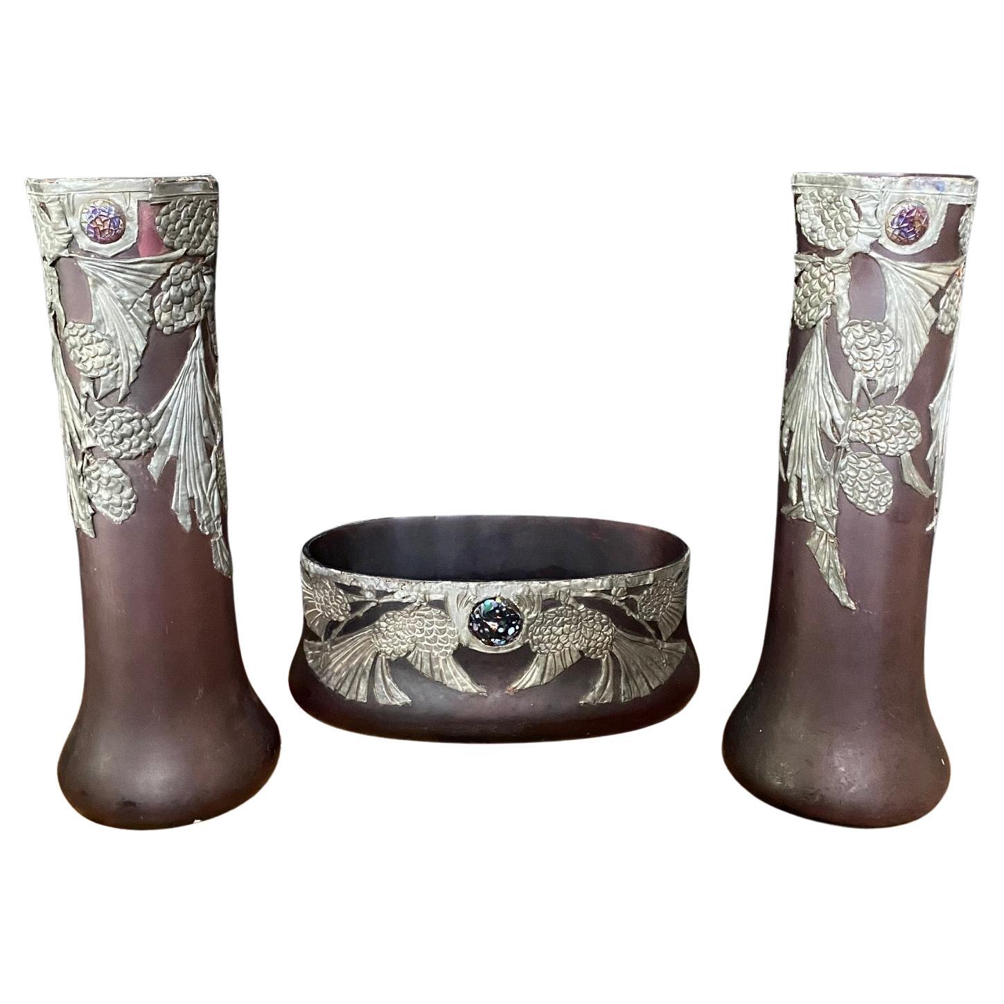 Ensemble de vases et bols à bijoux Art Nouveau français 3 pièces en étain et verre en vente