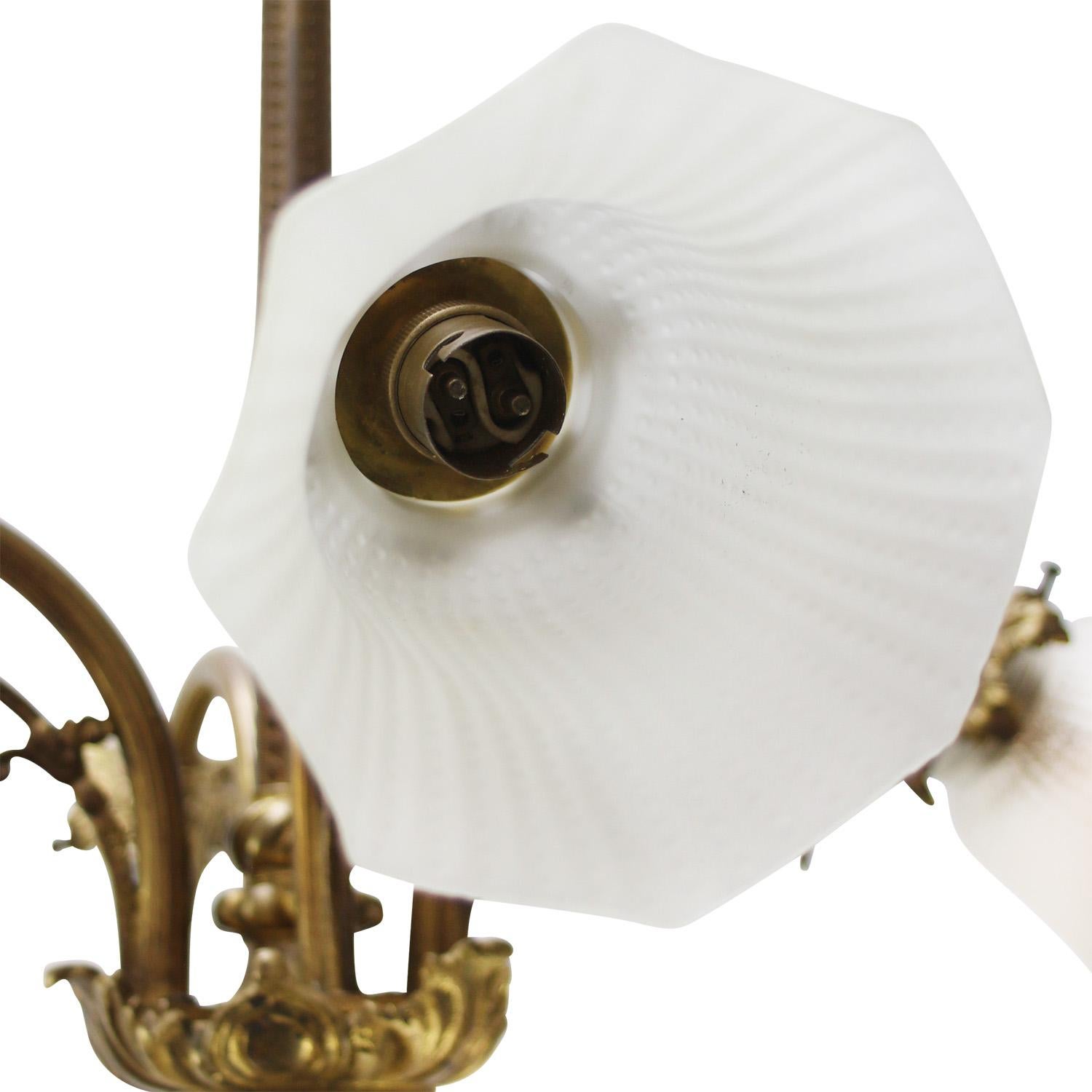 Französischer Jugendstil 4 Messingarme, Weißglas-Kronleuchter Pendelleuchte (Frühes 20. Jahrhundert) im Angebot