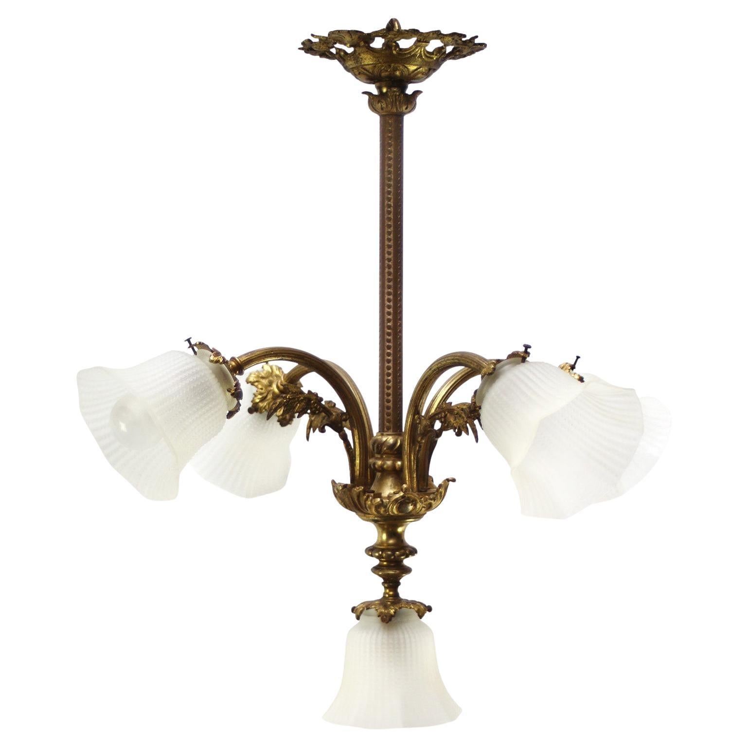 Französischer Jugendstil 4 Messingarme, Weißglas-Kronleuchter Pendelleuchte