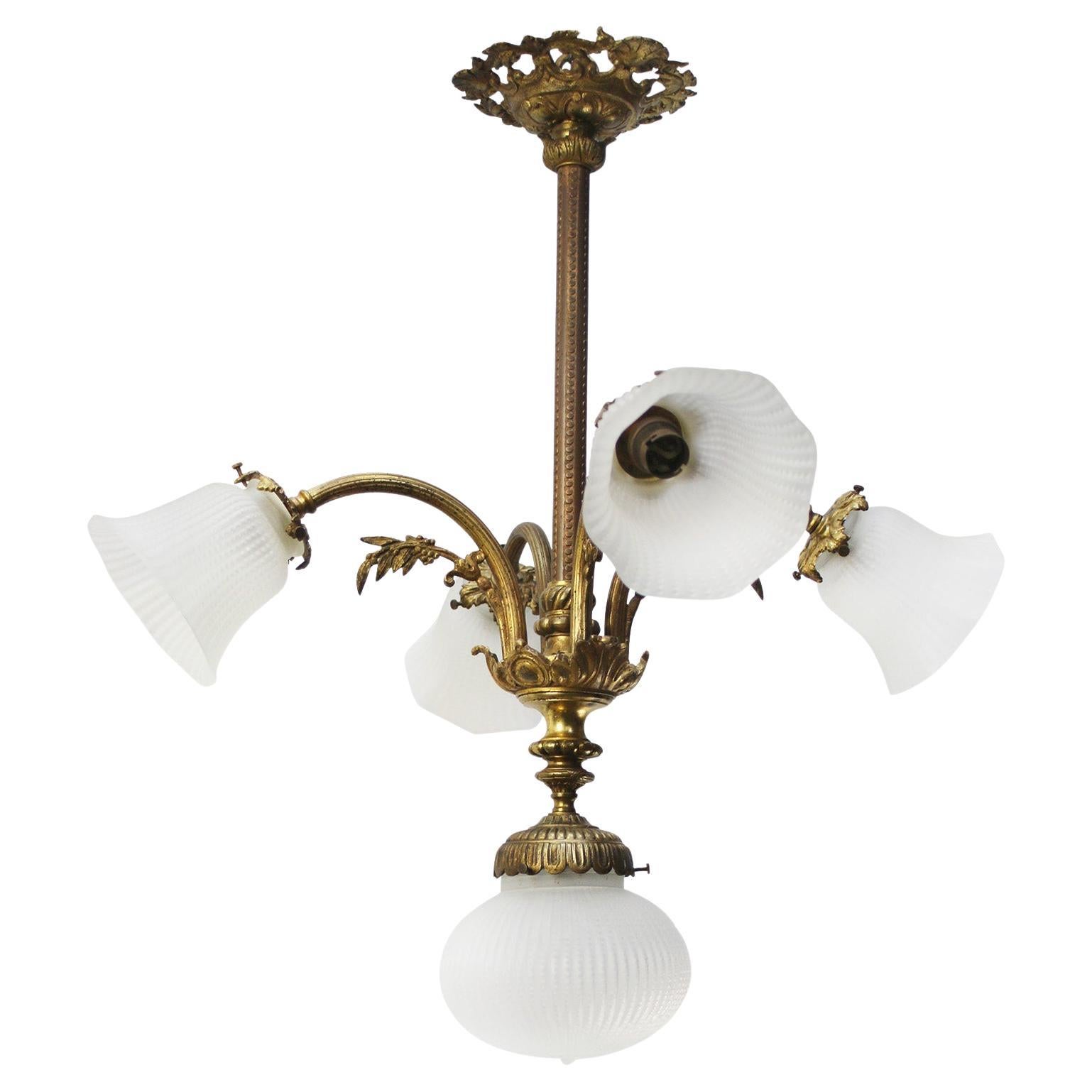 Lampadario a sospensione francese Art Nouveau a 4 bracci in ottone e vetro bianco