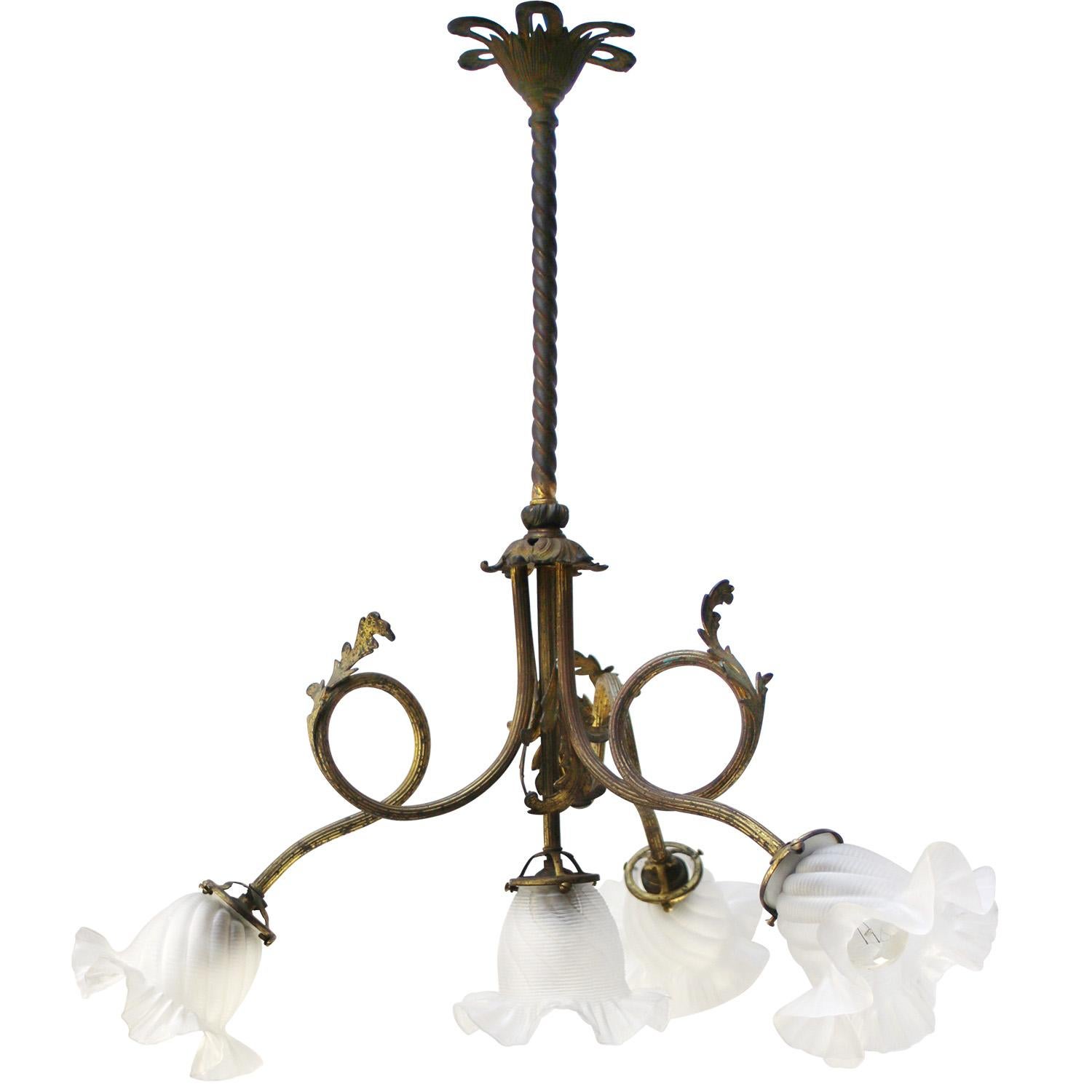 Lampadario francese in ottone
Braccio in ottone con cinque paralumi in vetro opaco bianco e bombato

Diametro del rosone a soffitto

Peso: 4,50 kg / 9,9 lb

Prezzo per singolo articolo. Tutte le lampade sono state rese idonee dagli standard