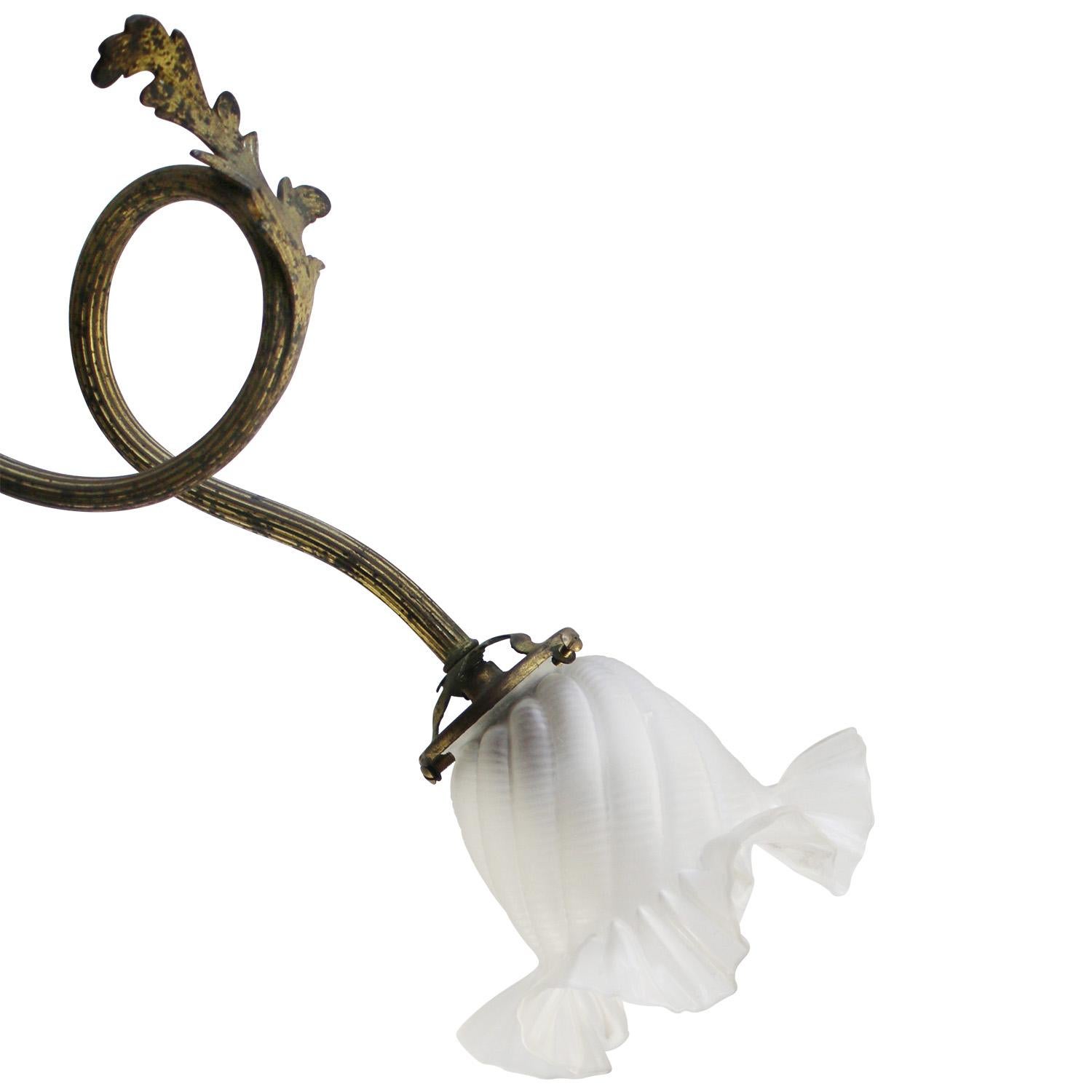 Francese Lampadario a sospensione francese Art Nouveau a 5 bracci in ottone e vetro satinato in vendita