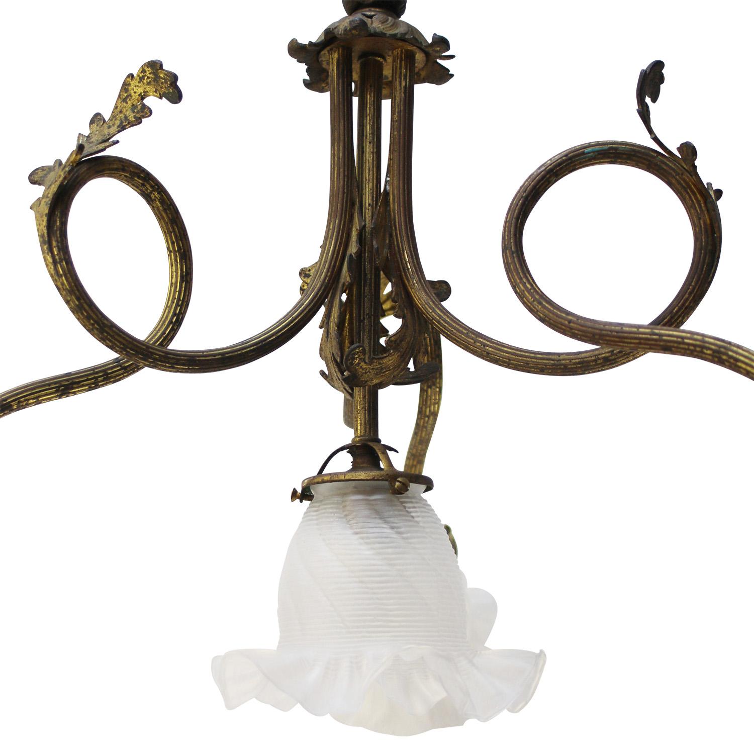 Lampadario a sospensione francese Art Nouveau a 5 bracci in ottone e vetro satinato In condizioni buone in vendita a Amsterdam, NL