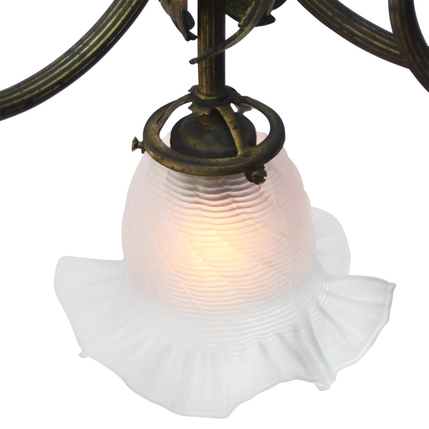 Lampadario a sospensione francese Art Nouveau a 5 bracci in ottone e vetro satinato in vendita 2