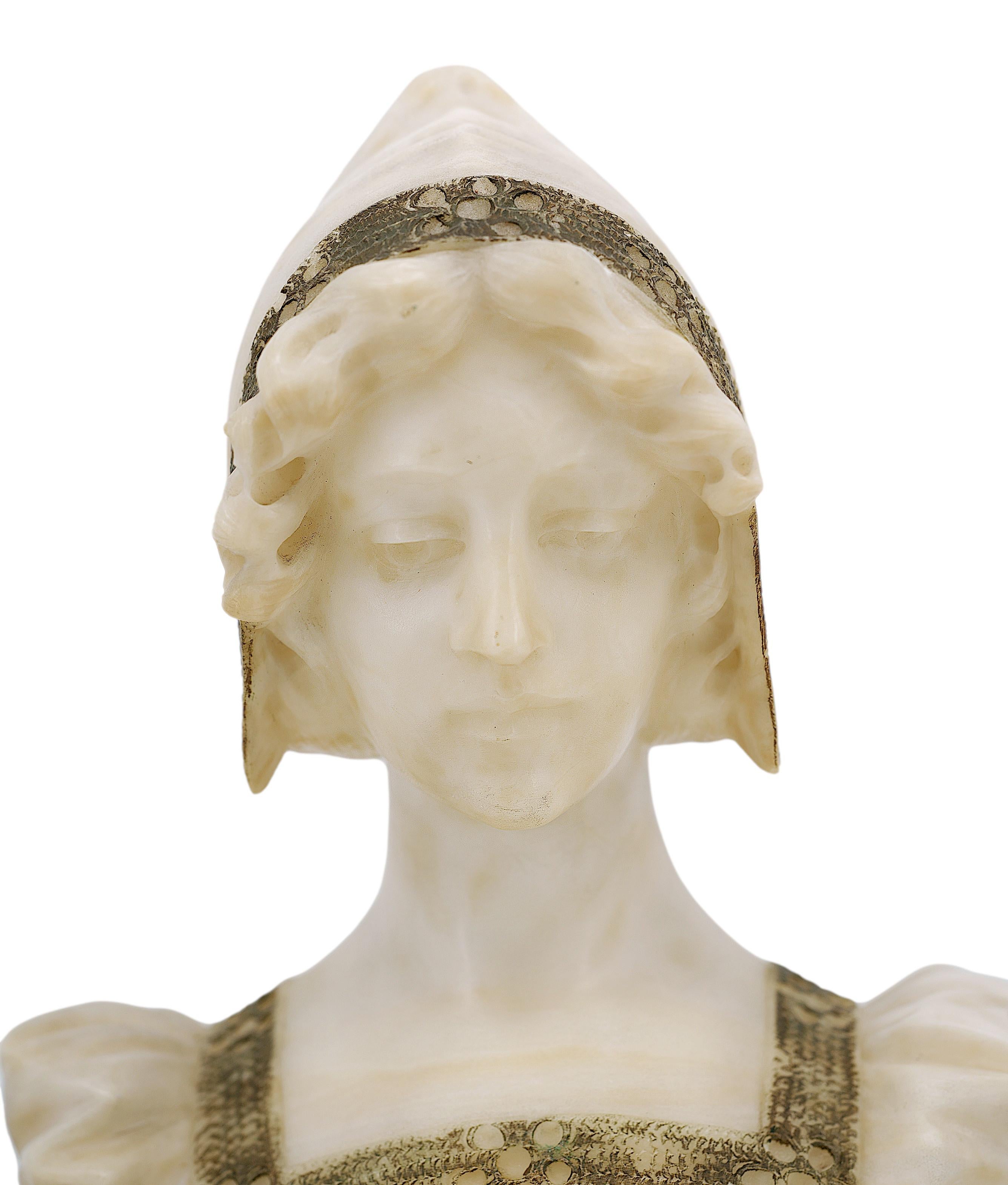 Busto di giovane donna in alabastro e marmo in stile Art Nouveau francese, Francia, 1900 ca.

Questa bellissima scultura francese in stile Art Nouveau del 1900 circa, è un elegante busto di una giovane donna scolpito direttamente in alabastro e