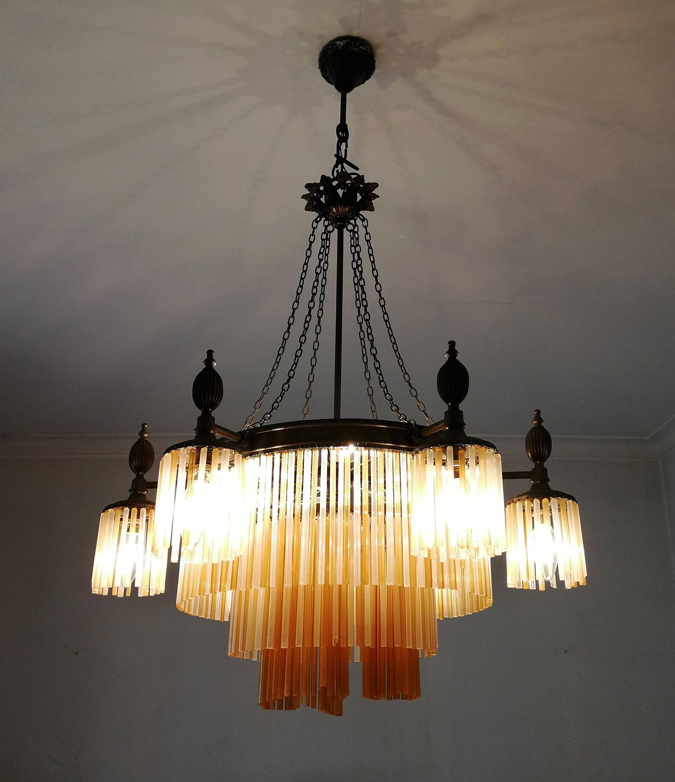 Lampadario a 12 luci in stile Art Nouveau e Art Déco, con cannucce in vetro ambrato e trasparente in vendita 3