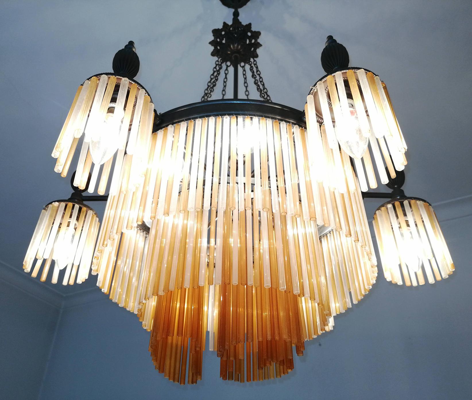 Lampadario a 12 luci in stile Art Nouveau e Art Déco, con cannucce in vetro ambrato e trasparente in vendita 5