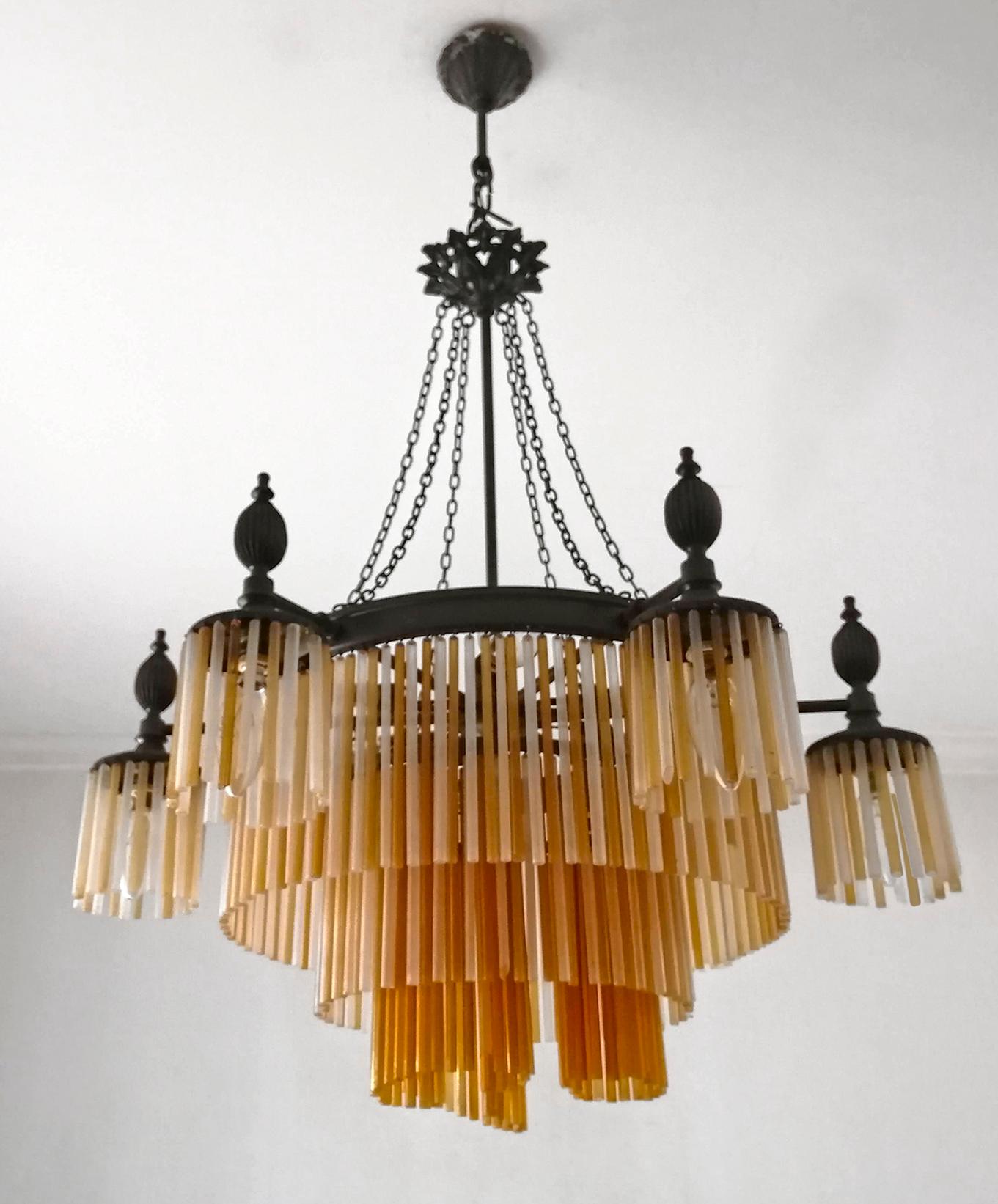 French Art Nouveau and Art Deco Amber and Clear Glass Straws 12-Light Chandelier In Good Condition For Sale In Coimbra, PT