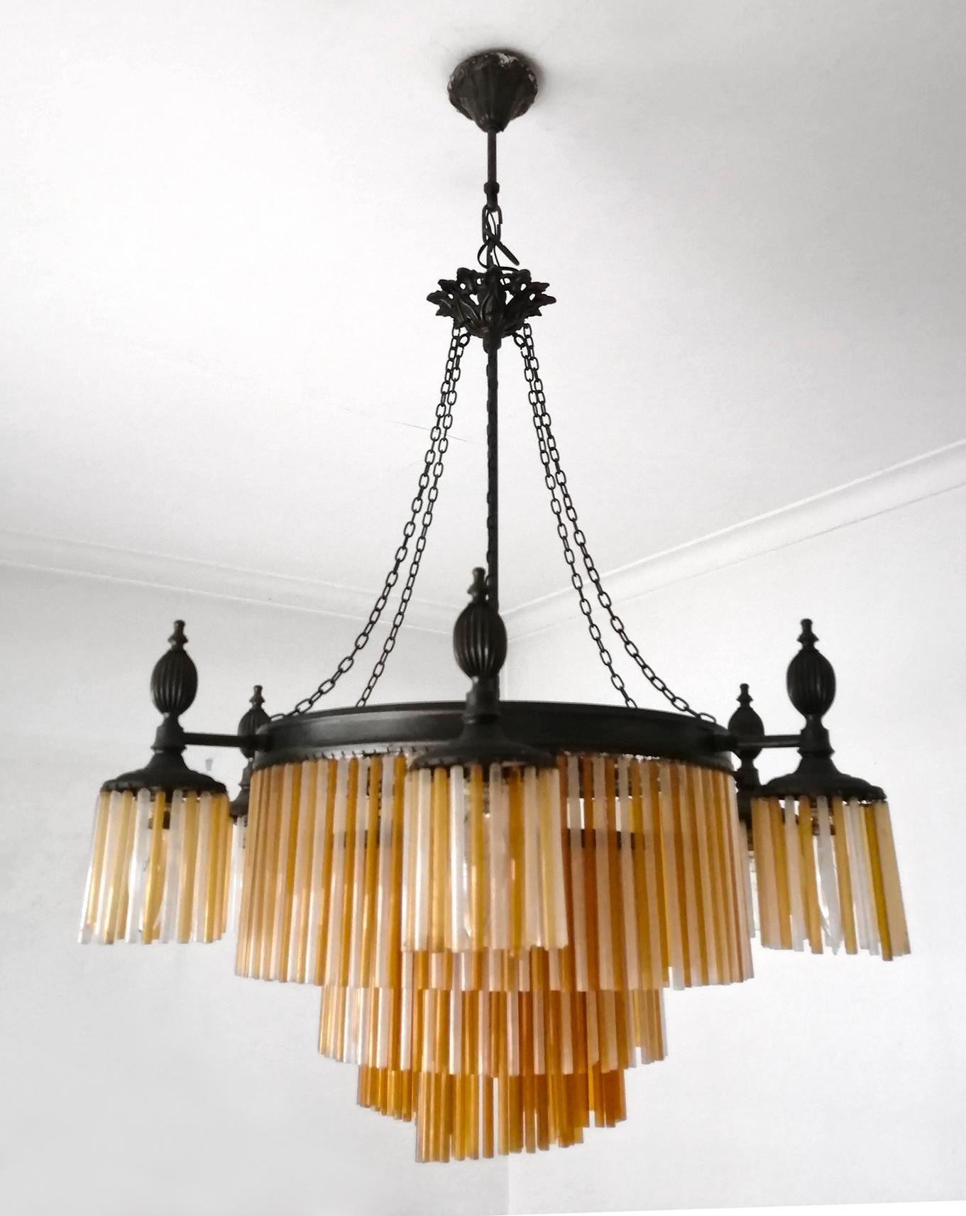 20th Century French Art Nouveau and Art Deco Amber and Clear Glass Straws 12-Light Chandelier For Sale