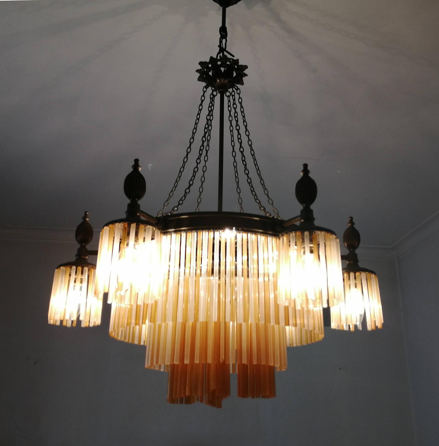 Lampadario a 12 luci in stile Art Nouveau e Art Déco, con cannucce in vetro ambrato e trasparente in vendita 1