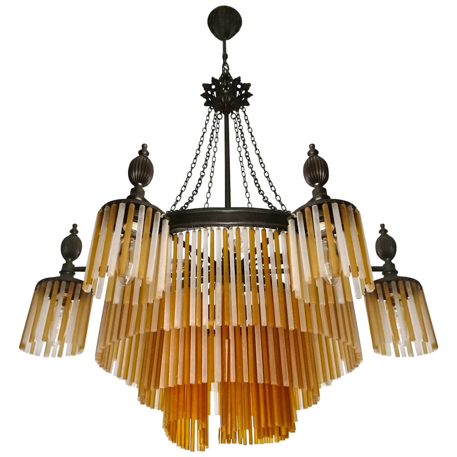 Lustre à 12 éclairages Art Nouveau et Art Déco français en paillettes en verre ambré et transparent