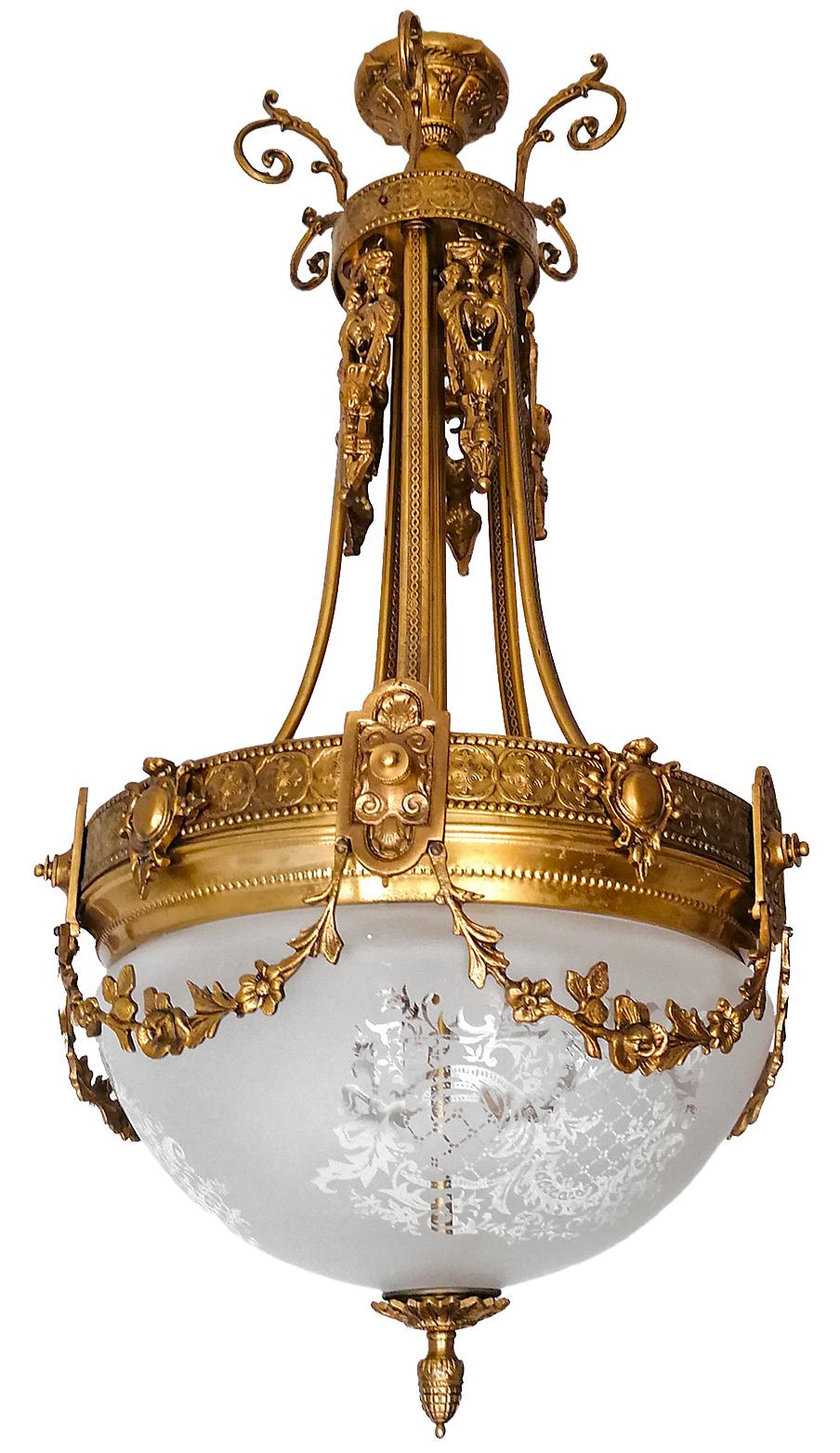 Splendida plafoniera a due luci in bronzo dorato e vetro acidato decorata con ornamenti e ghirlande, Francia, XX secolo.
In ottime condizioni - paralumi originali in vetro acidato senza danni, bronzo con una bella patina.
Tre prese per lampadine di