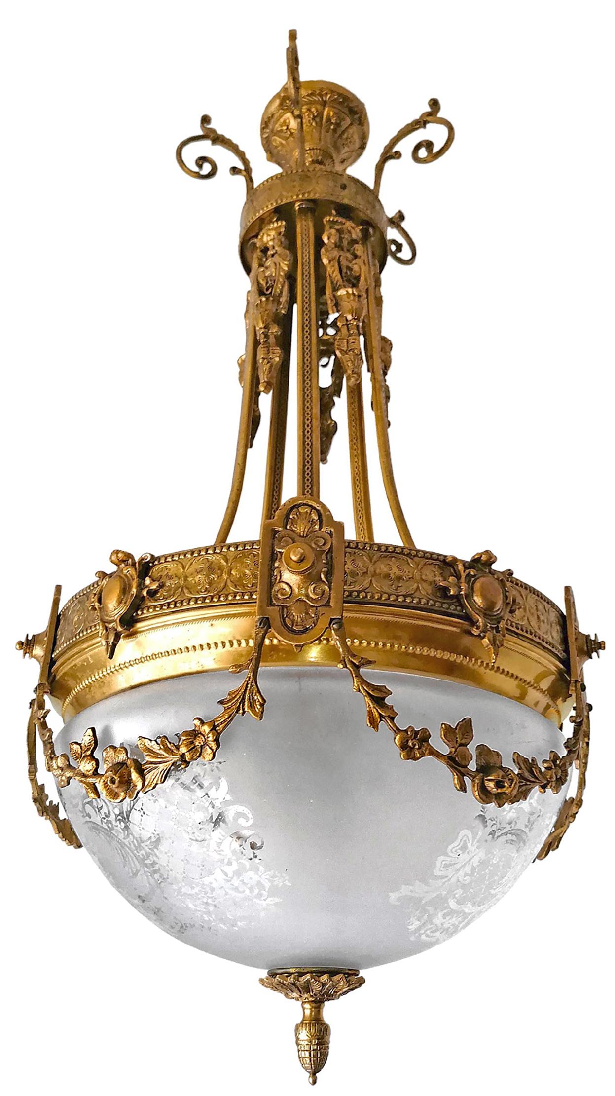 Francese Lampadario francese Art Nouveau e Art Déco in bronzo dorato e cariatidi Impero in vendita