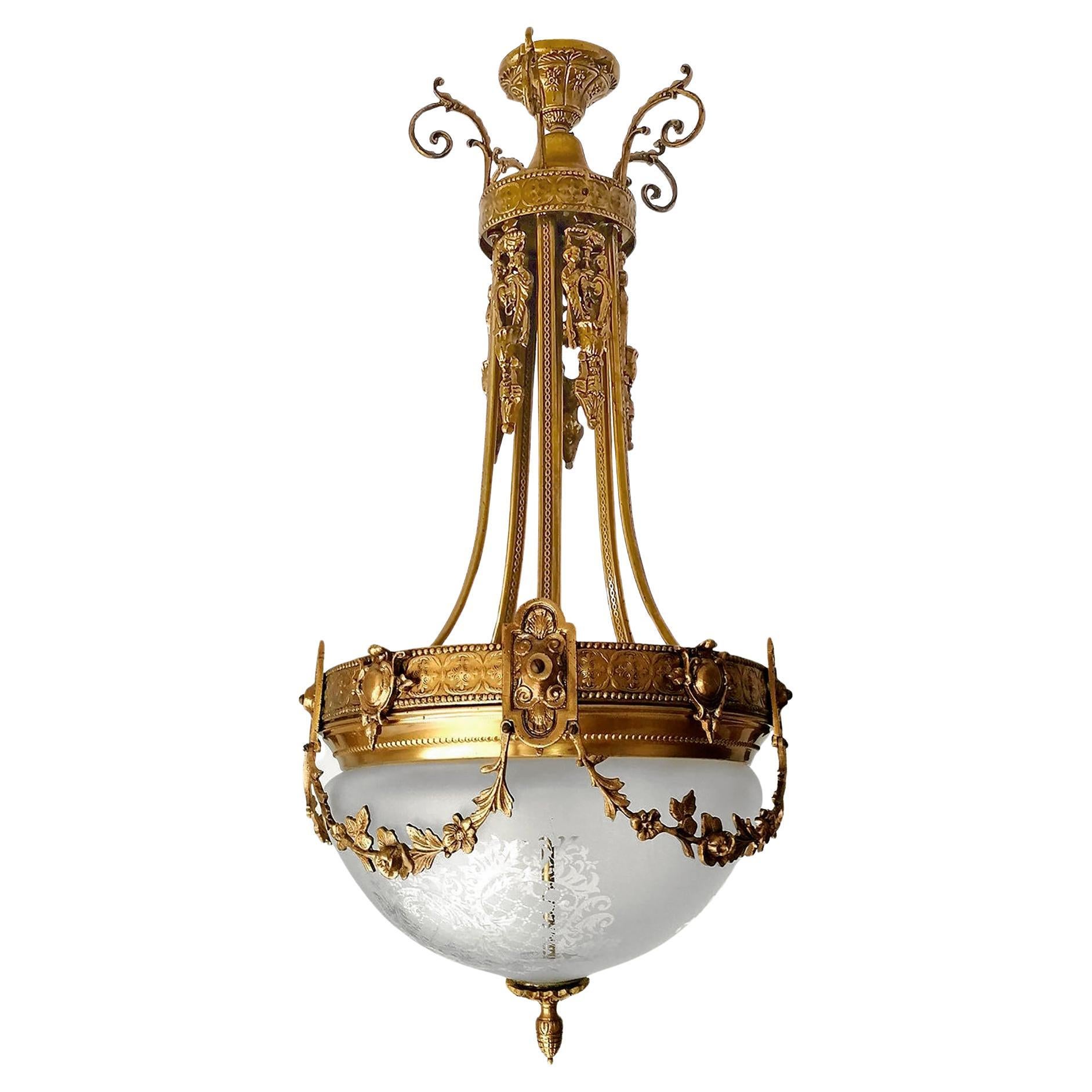 Realizzato con acquaforte Lampadario francese Art Nouveau e Art Déco in bronzo dorato e cariatidi Impero in vendita